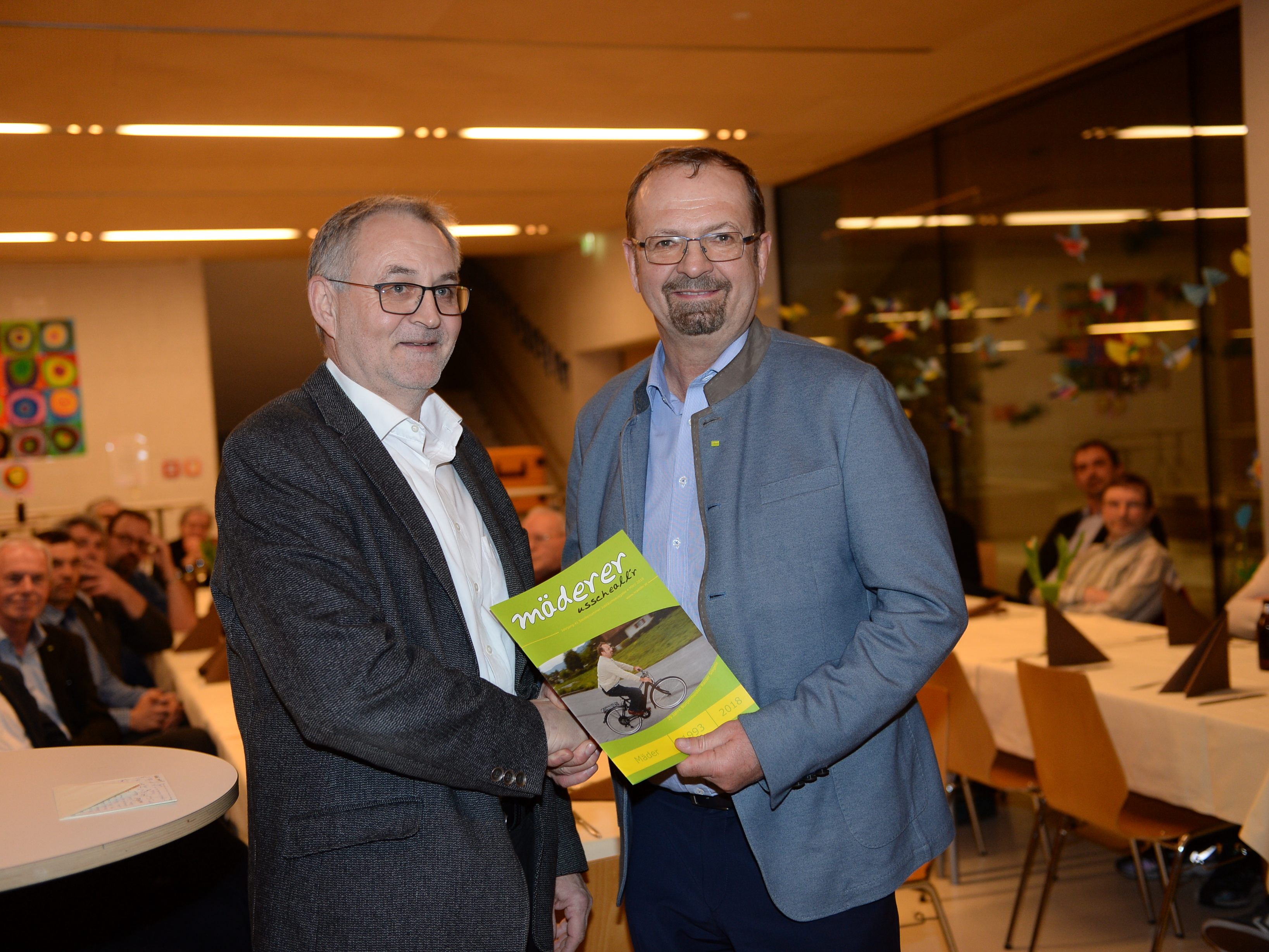 Zu seinem Dienstjubiläum bekam Rainer Siegele eine Sonderausgabe der Gemeindezeitung "Usscheall´r" überreicht