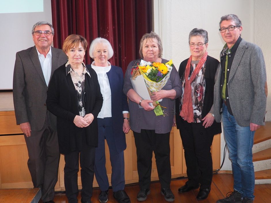 Ehrung mit dem silbernen Ehrenhadel des SB Landesverbandes Frau Resi Graber, 2.v.l. Ehrung mit dem silbernen Ehrenhadel des SB Landesverbandes Frau Resi Graber, 2.v.l.