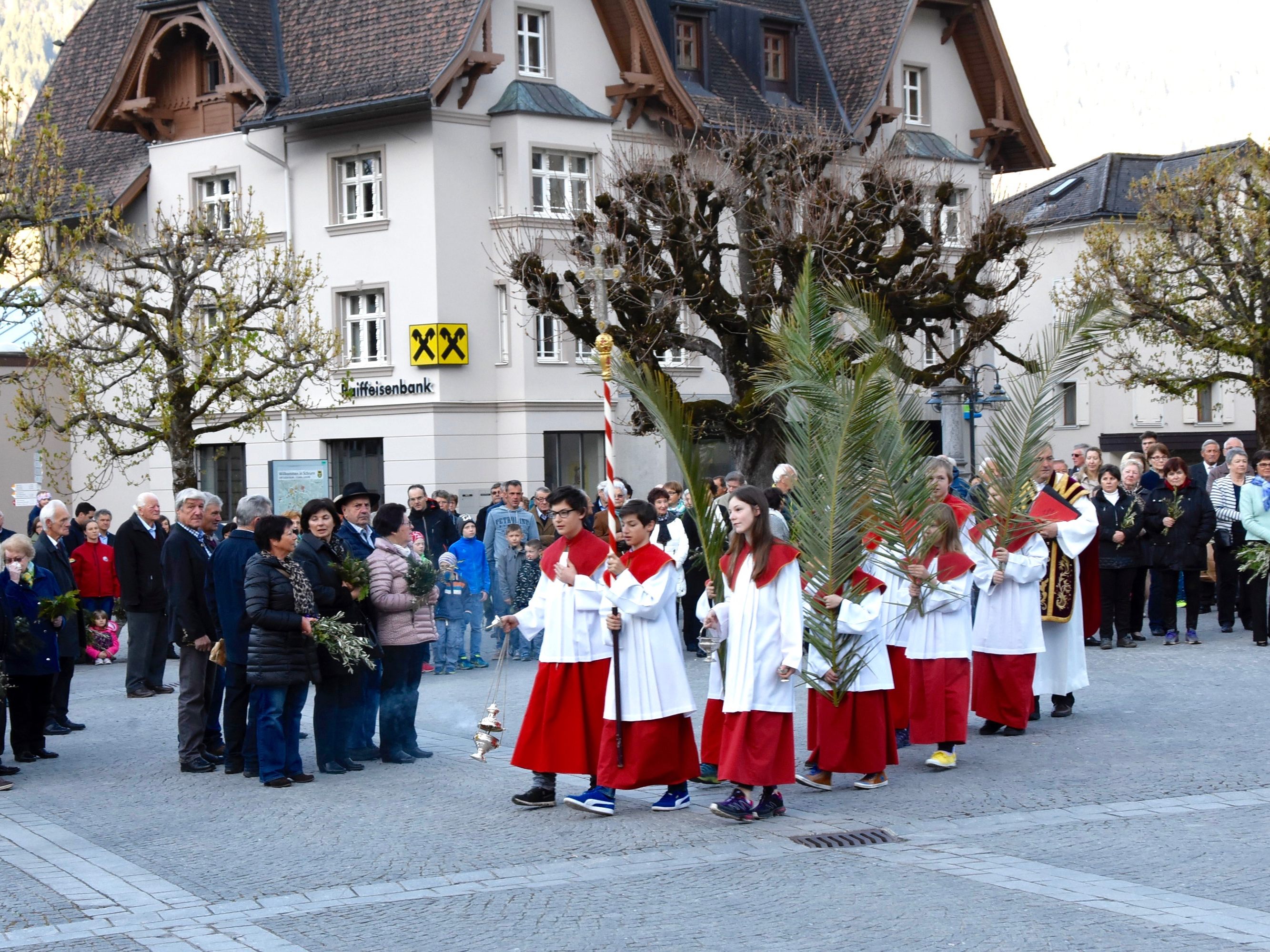 Von der Sakristei kommend, gehen Pfarrmoderator Hans Tinkhauser und die Ministranten zum Gemeindeamt (Palmsonntag 2017). Von der Sakristei kommend, gehen Pfarrmoderator Hans Tinkhauser und die Ministranten zum Gemeindeamt (Palmsonntag 2017).