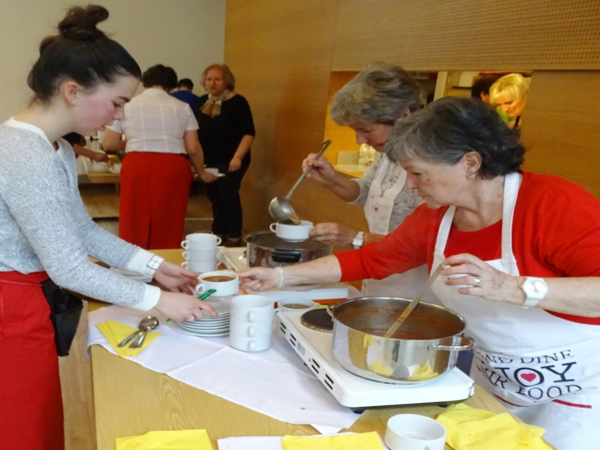 Die Frauen des Missionskreises St. Karl hatten vor allem am Sonntag alle Hände voll zu tun.