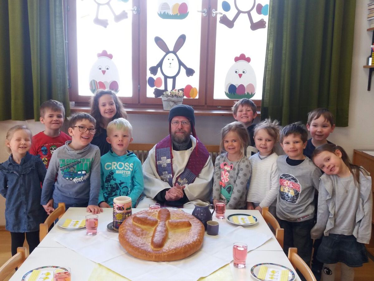 Die Kinder mit Pfarrer Ernst Ritter