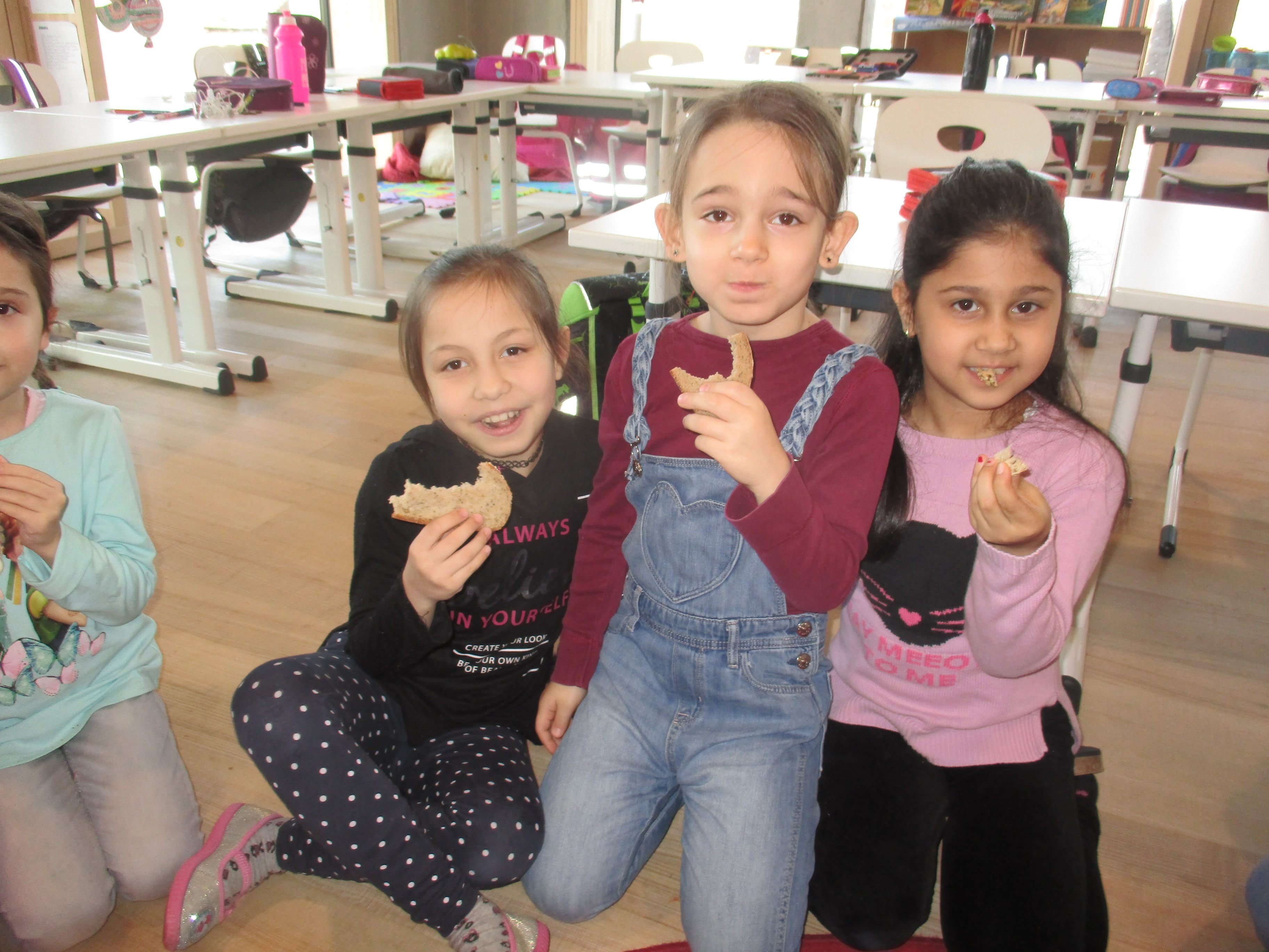 Zaklina, Salina und Ceylin genießen das Fastenbrot.