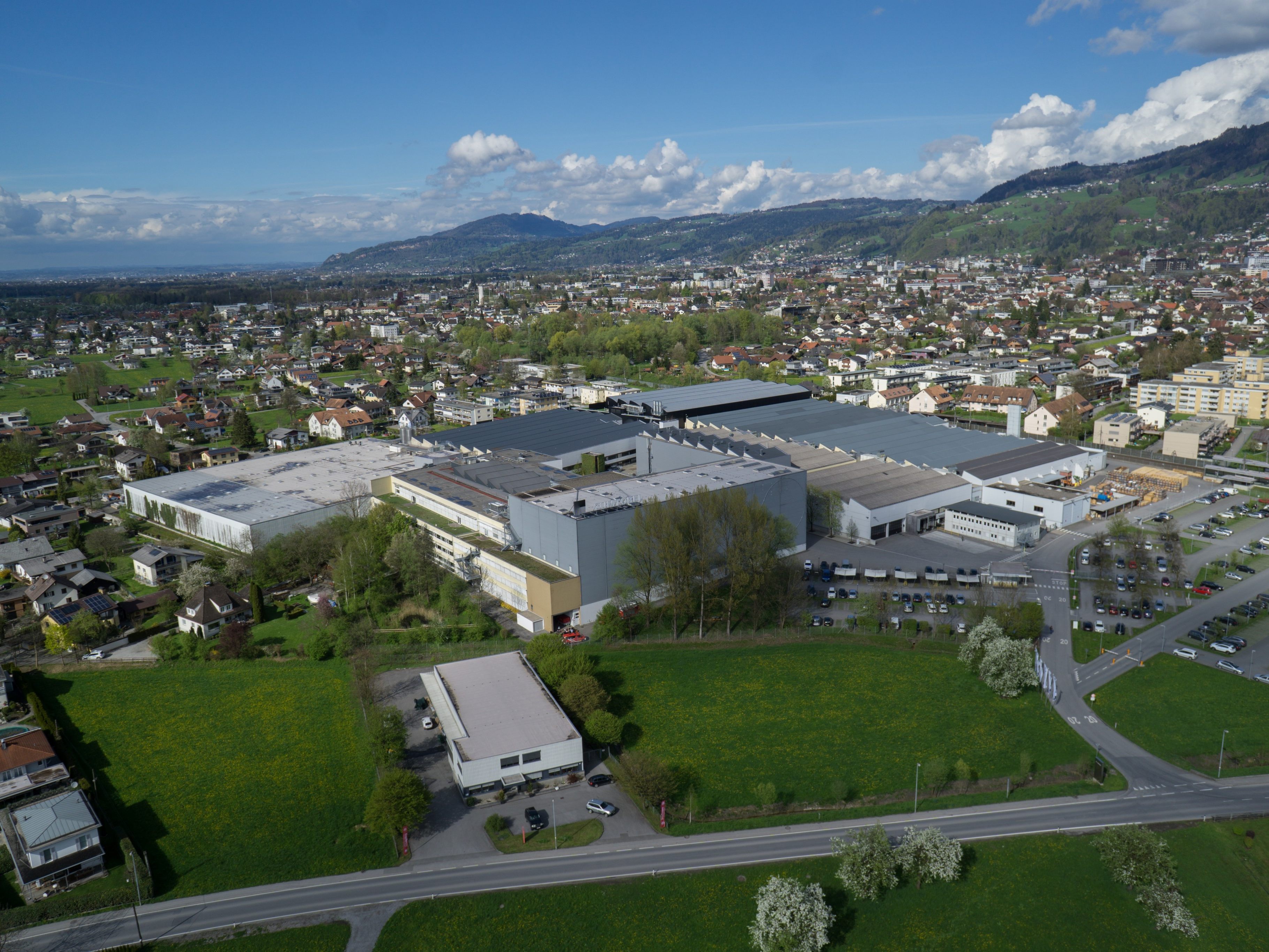 EBIT deutlich gesunken - Umsatz durch Pfund und Franken angeknabbert - Intensiver Preiskampf bei Zumtobel.