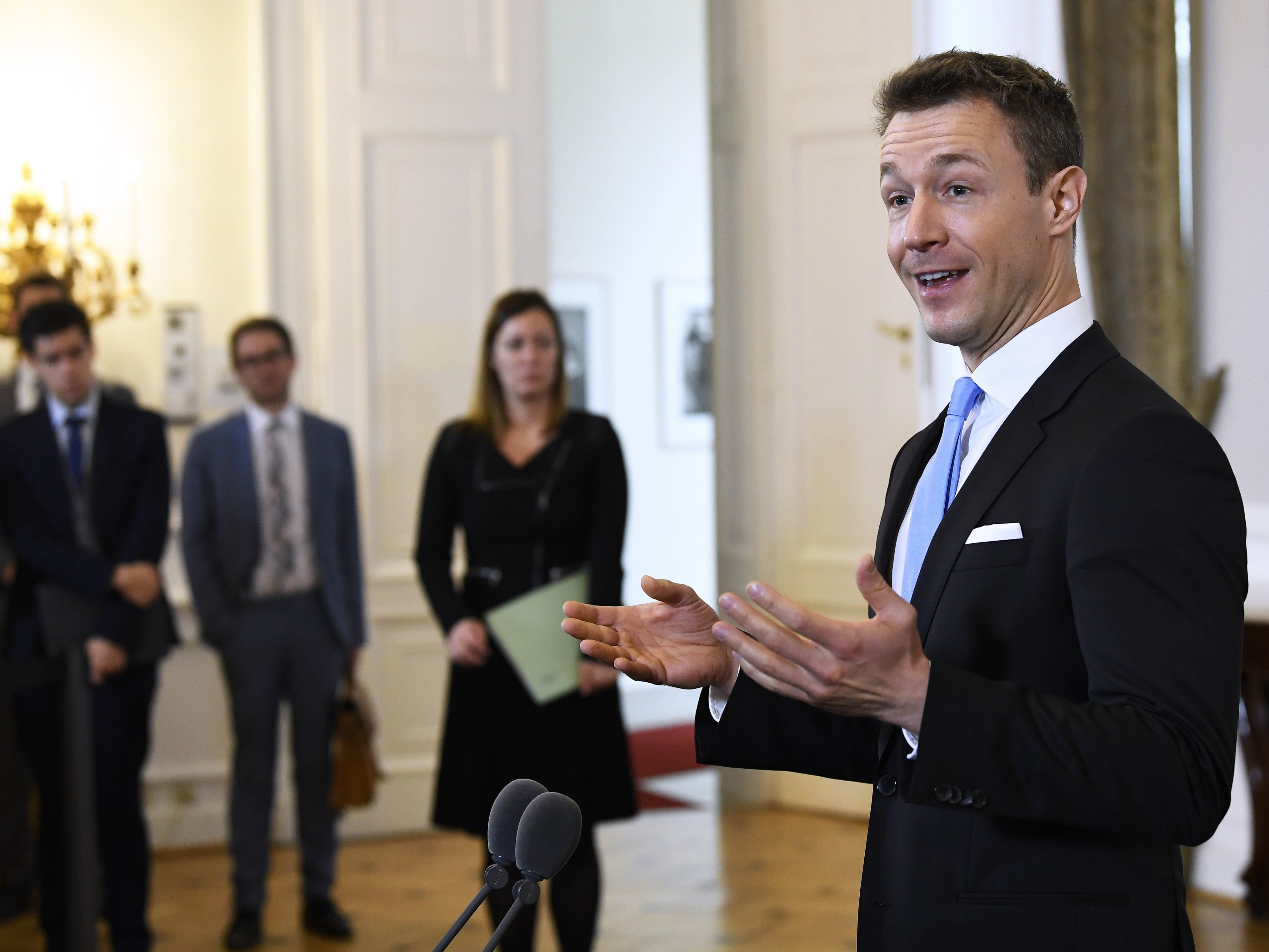 Kanzleramtsminister Gernot Blümel (ÖVP) vor Beginn des Ministerrates. Kanzleramtsminister Gernot Blümel (ÖVP) vor Beginn des Ministerrates.