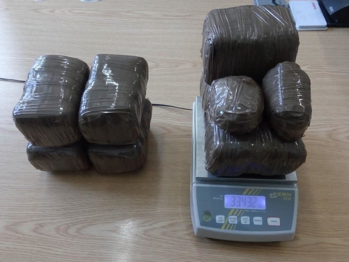 Im Koffer eines Marokkaners fanden die Beamten 7,4 Kilogramm Haschisch. Im Koffer eines Marokkaners fanden die Beamten 7,4 Kilogramm Haschisch.