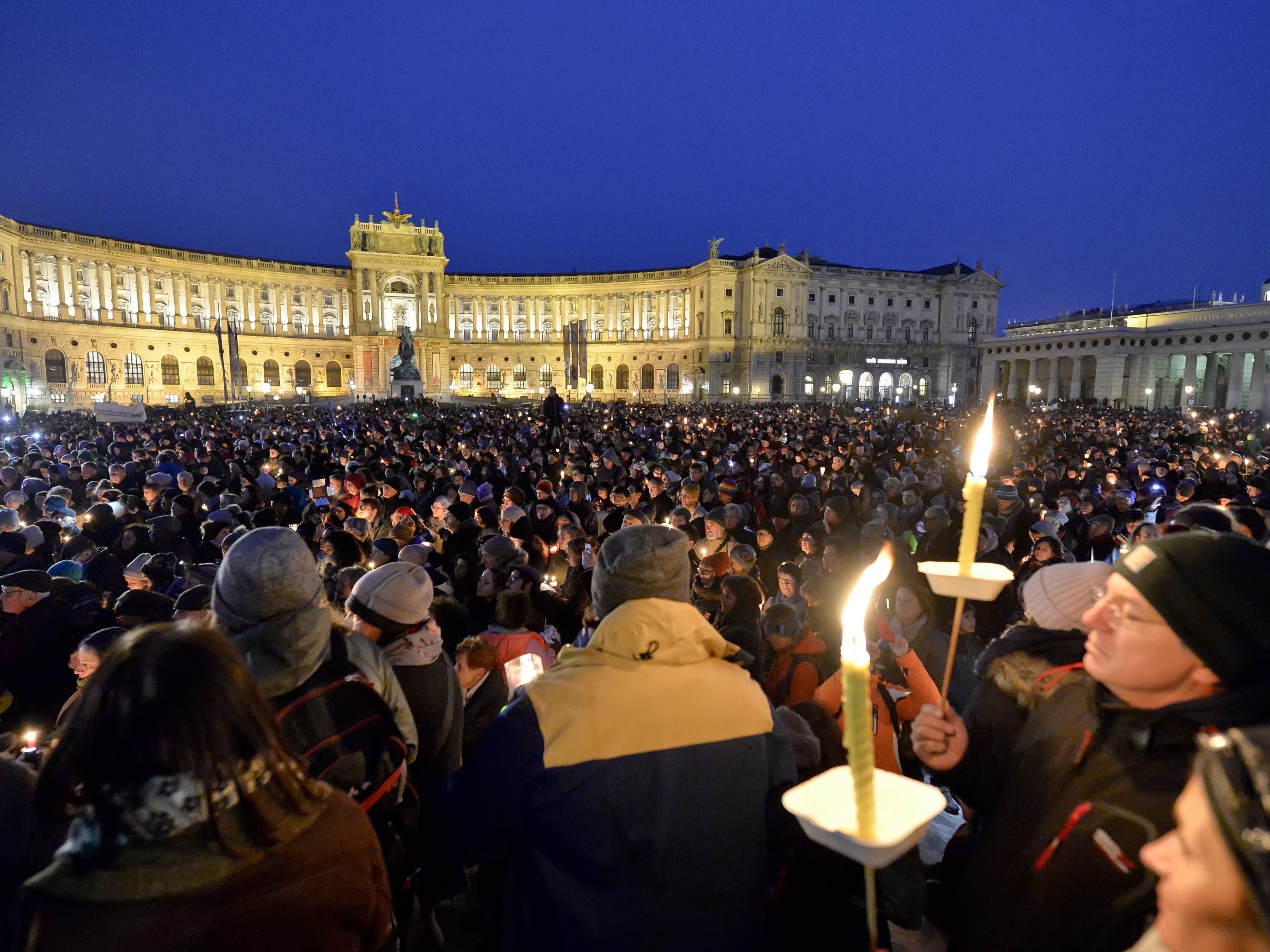 Das Lichtermeer für Ute Bock am Heldenplatz ist nur eines von vielen Ereignissen, die der Platz miterlebt hat.