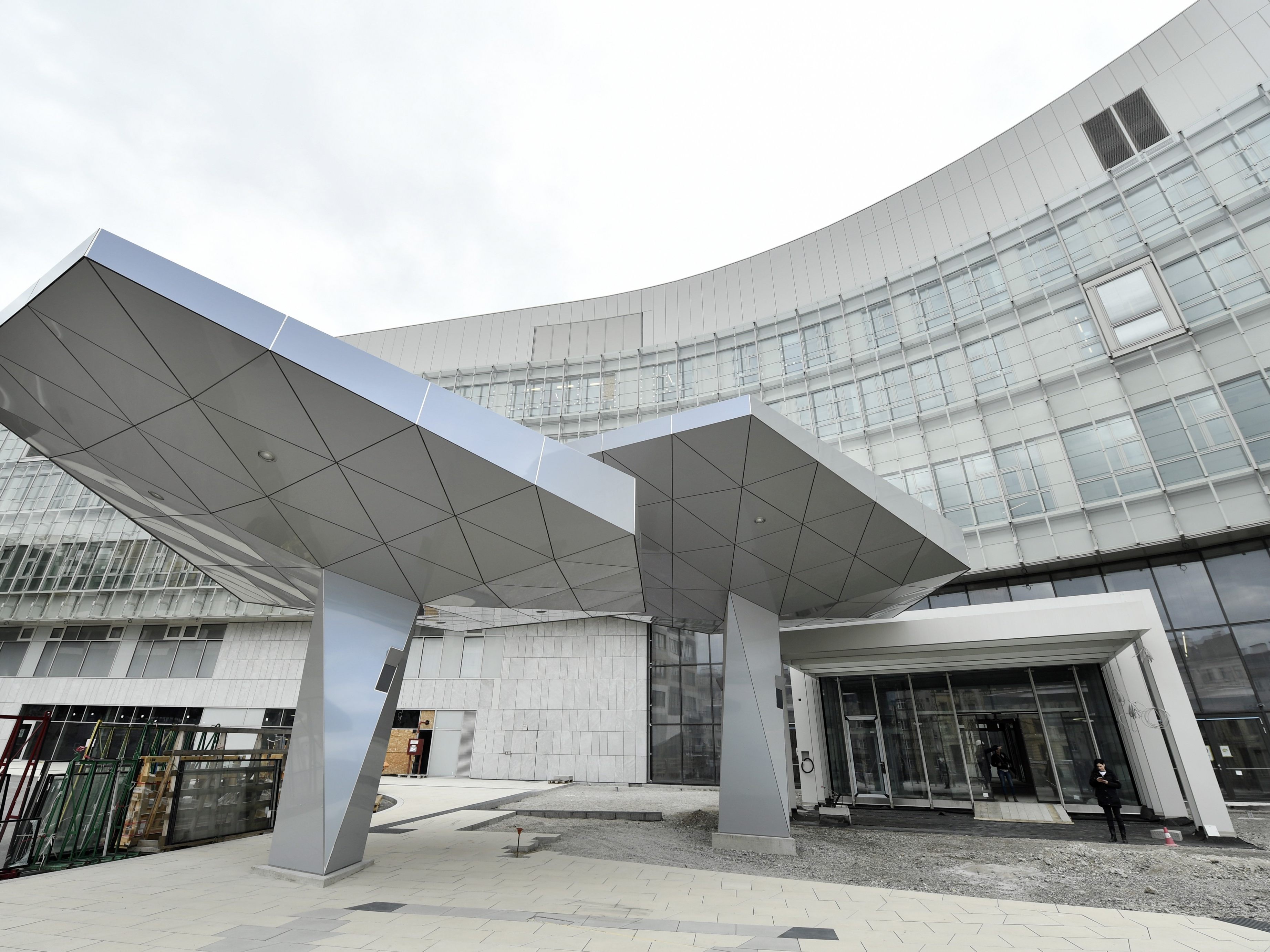 Nun werden jene Personen befragt, die den "Bewustseinsforscher" bestellt haben sollen.