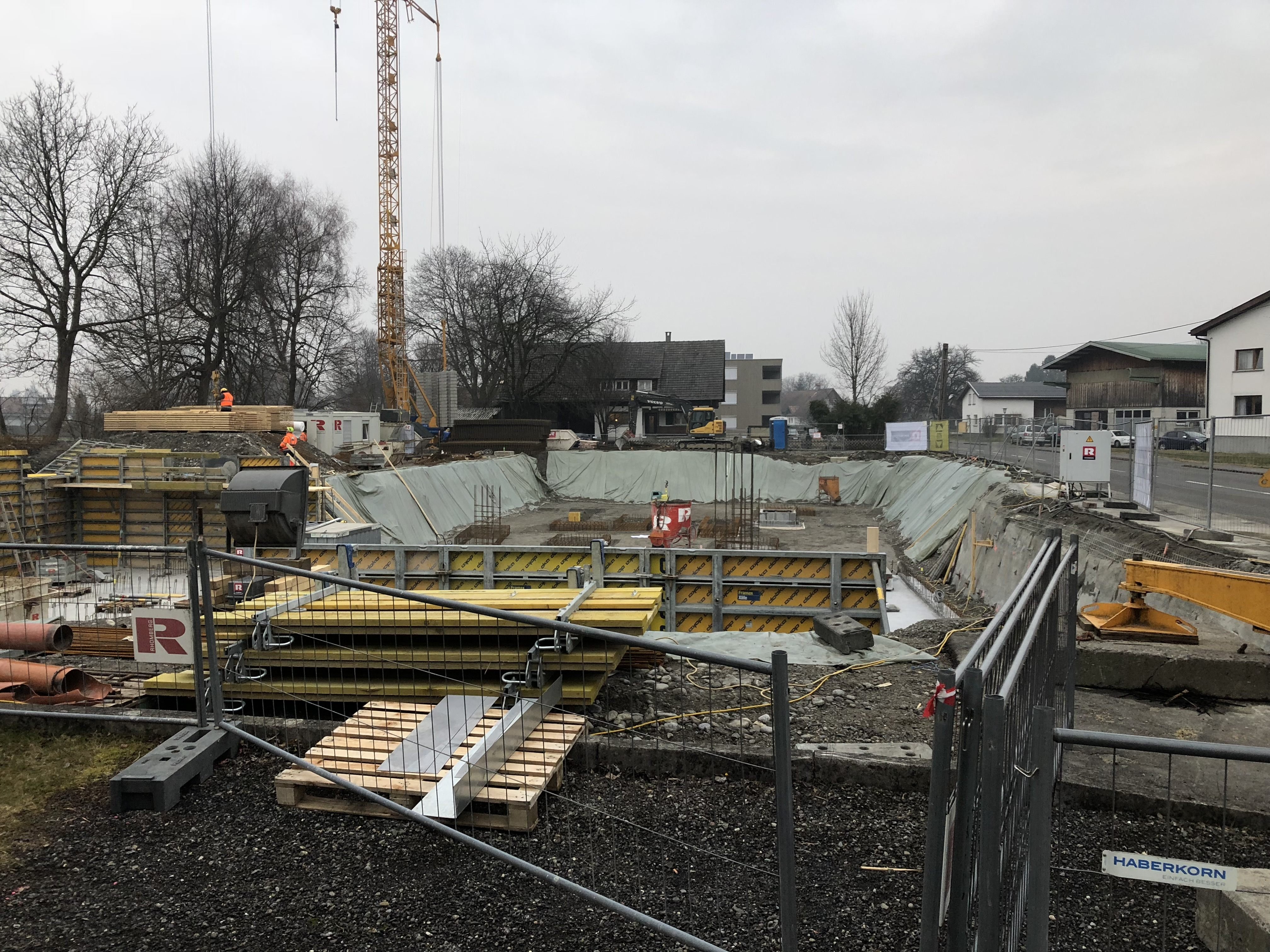 Derzeit wird am Aushub für den Neubau gearbeitet. Bis Sommer 2019 sollen zwei Niedrigstenergiehäuser mit 20 Wohneinheiten entstehen. Derzeit wird am Aushub für den Neubau gearbeitet. Bis Sommer 2019 sollen zwei Niedrigstenergiehäuser mit 20 Wohneinheiten entstehen.