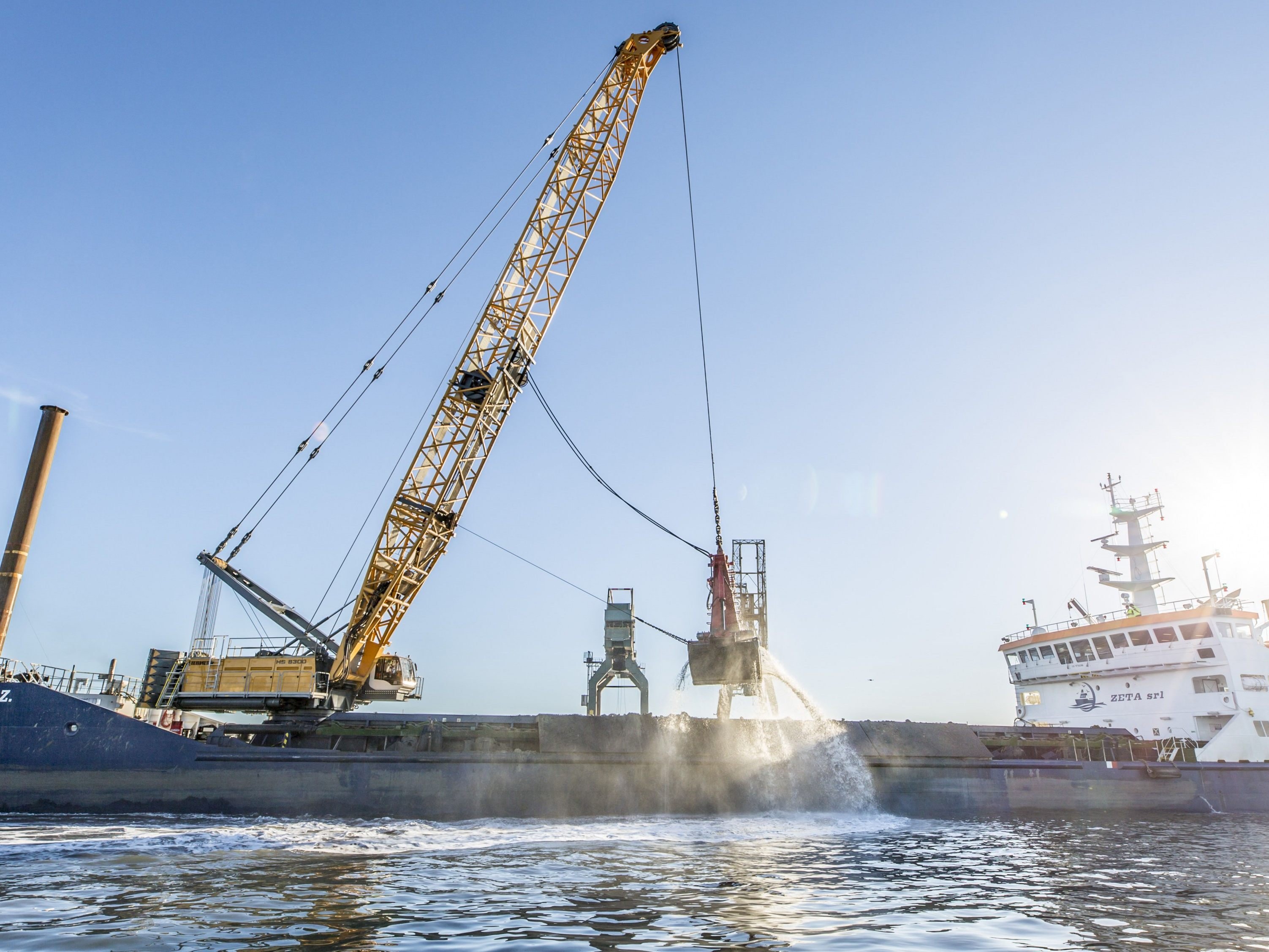 Liebherr Seilbagger vom Typ HS 8300 HD im Nassbagger-Einsatz im Hafen von Piombino / Italien