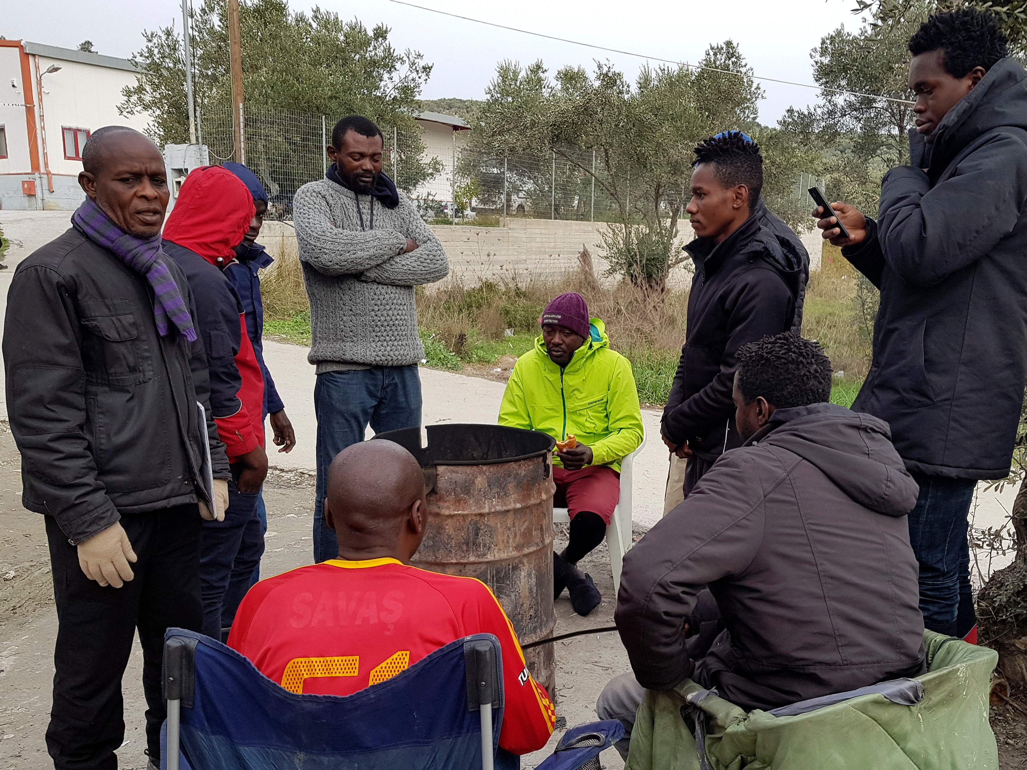 Flüchtlinge vor dem Camp in Moria.