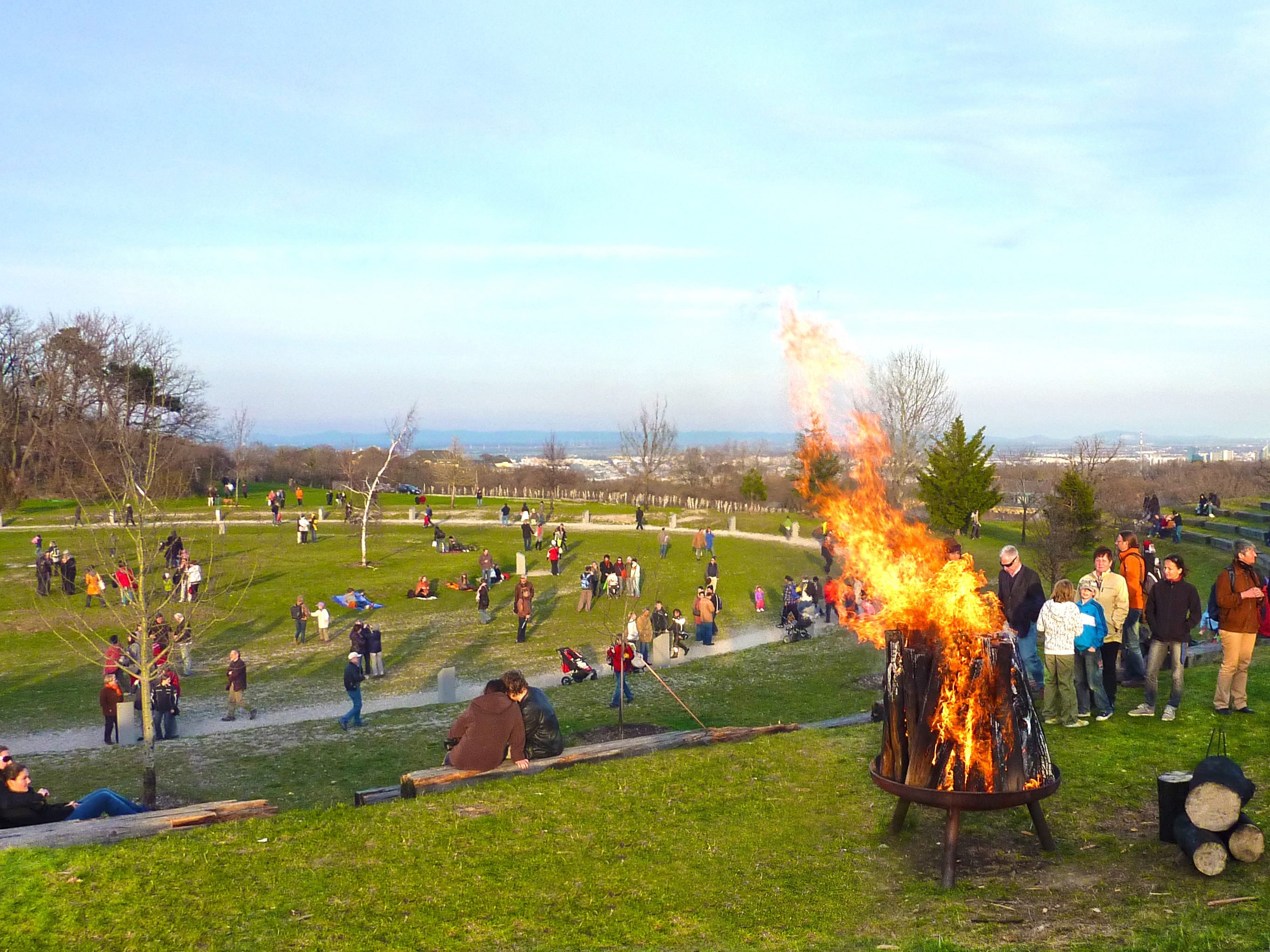 Osterfeuer und österliches Frühstück Am Himmel in Wien. Osterfeuer und österliches Frühstück Am Himmel in Wien.