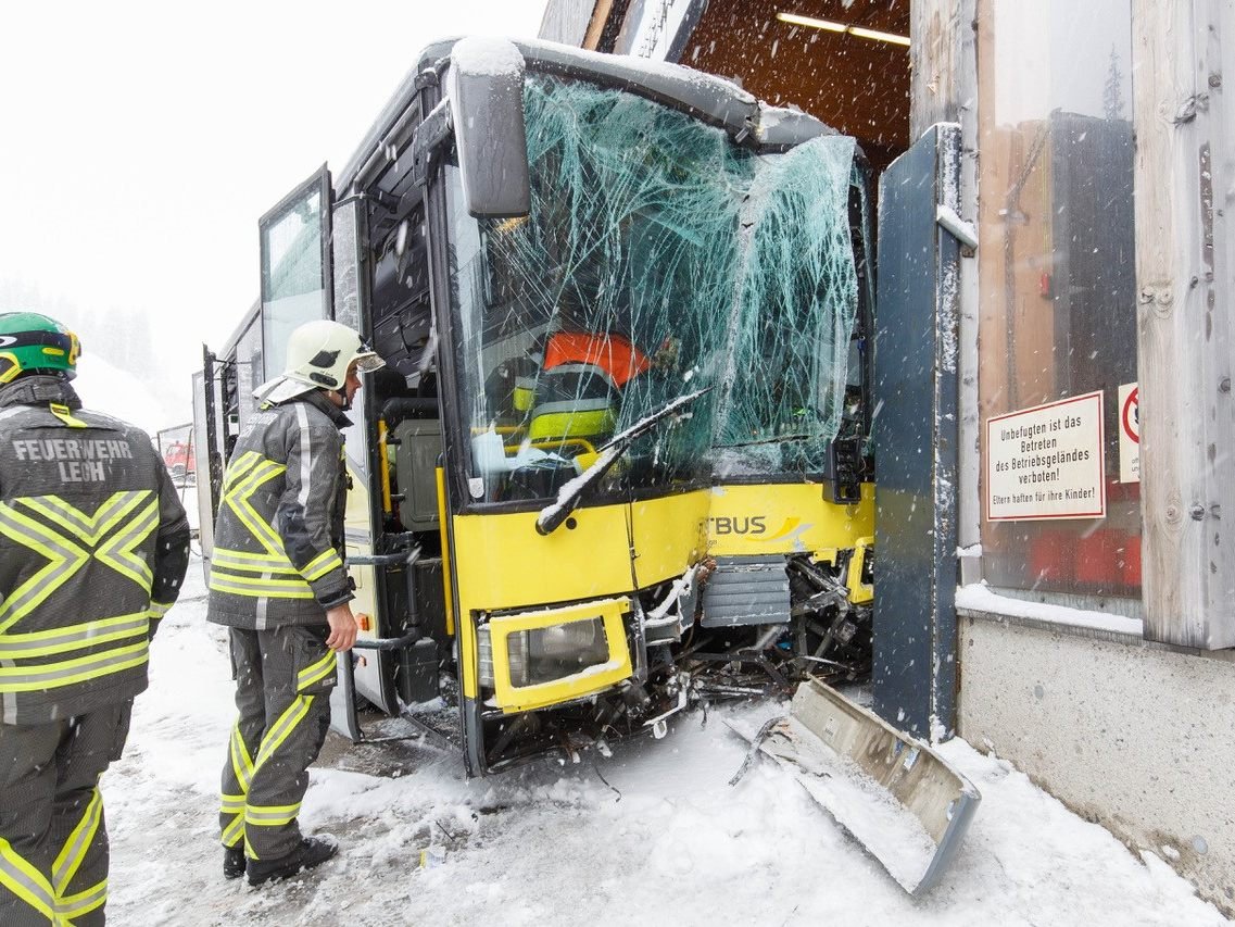 Der Fahrer des Postbuses wurde unbestimmten Grades verletzt.