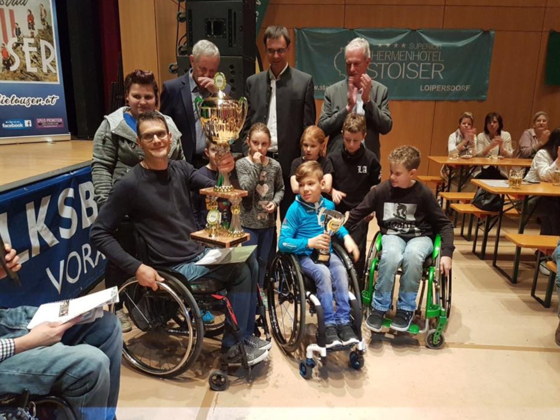 Maxi und sein Team dürfen den Wanderpokal mit nach Hause nehmen