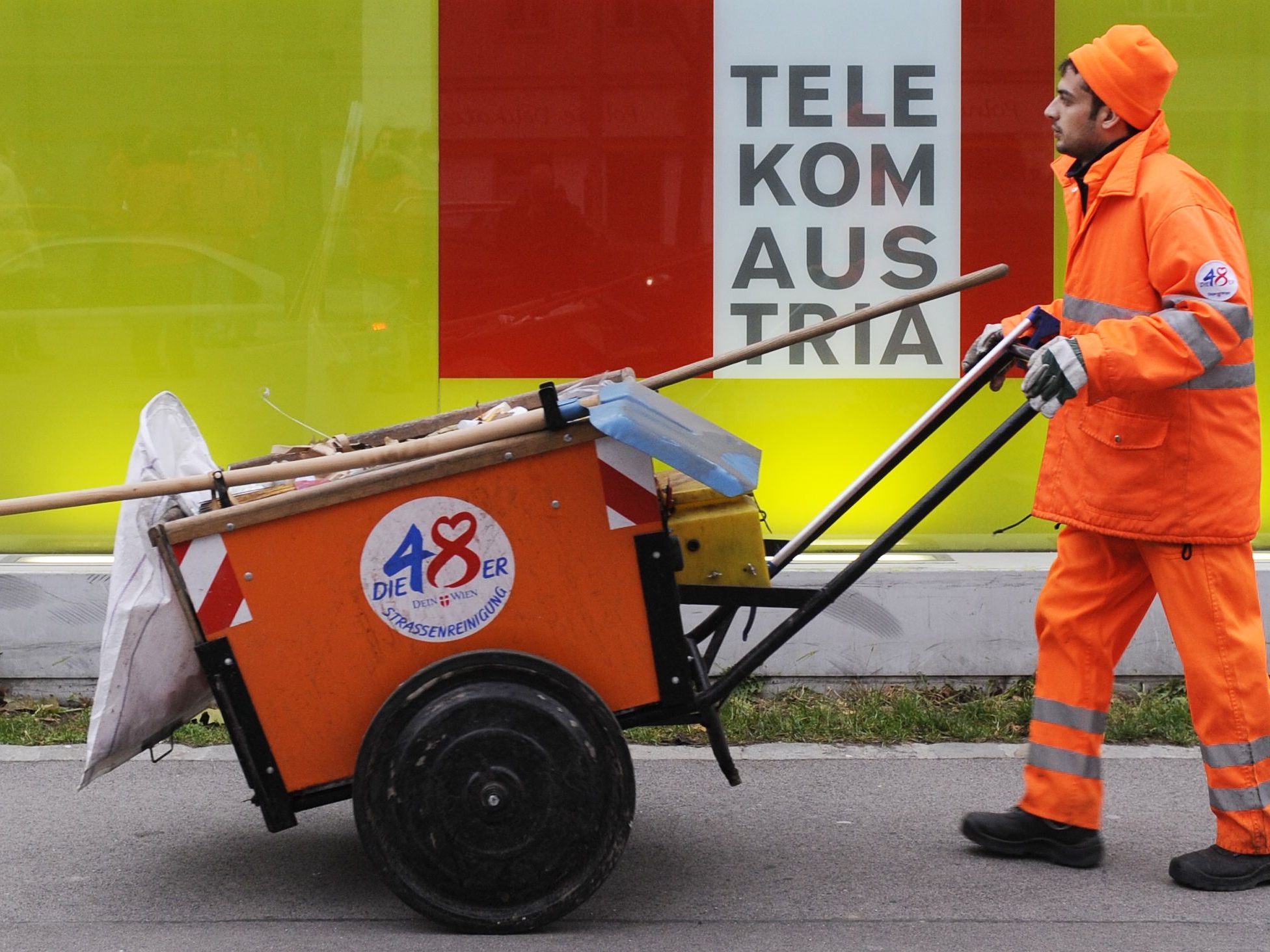 Hauseigentümer in Wien müssen für einen Split freien Gehsteig vor ihrem Haus selbst sorgen. Hauseigentümer in Wien müssen für einen Split freien Gehsteig vor ihrem Haus selbst sorgen.