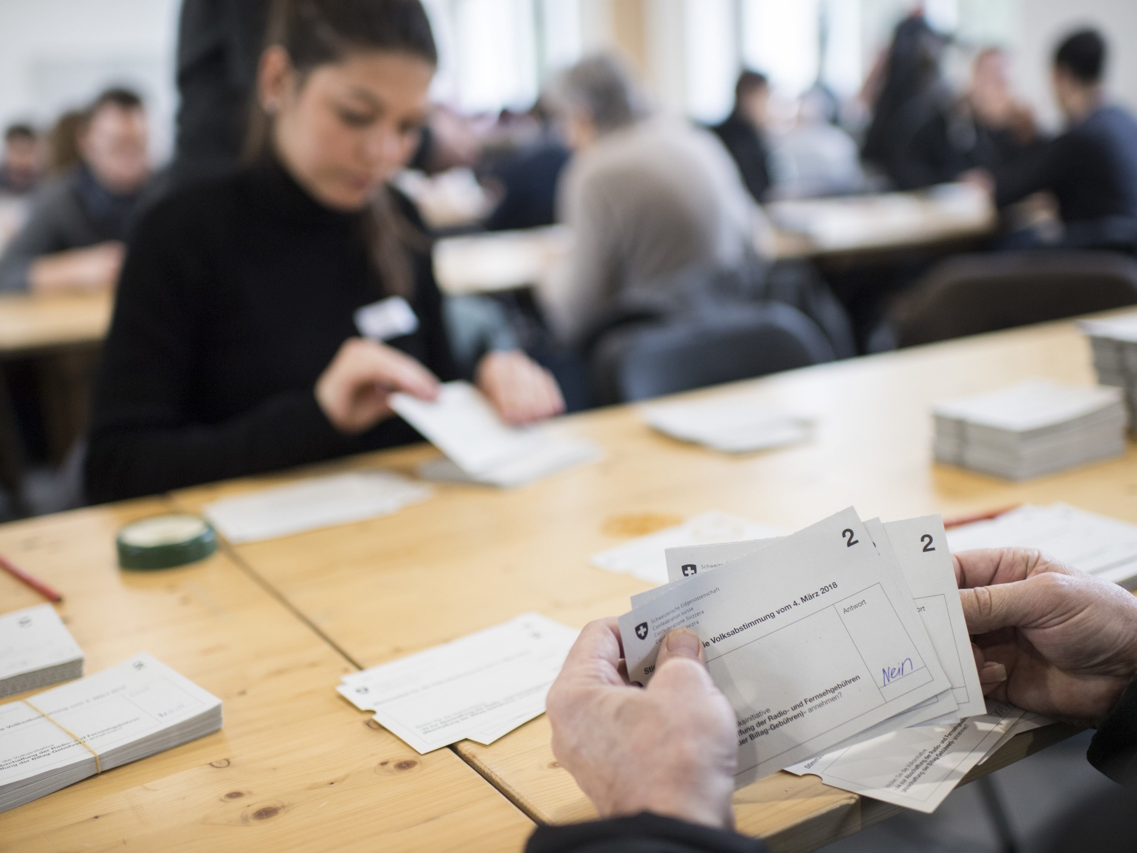 Trendhochrechnung: Rundfunkgebühren in der Schweiz bleiben.