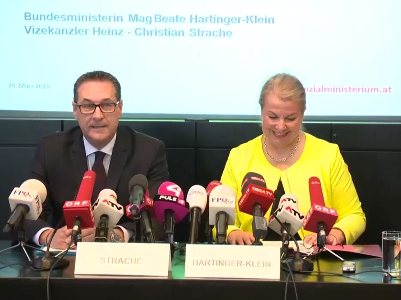 "Wir wollen die Steuerzahler entlasten", sagte Strache am Anfang der PK.