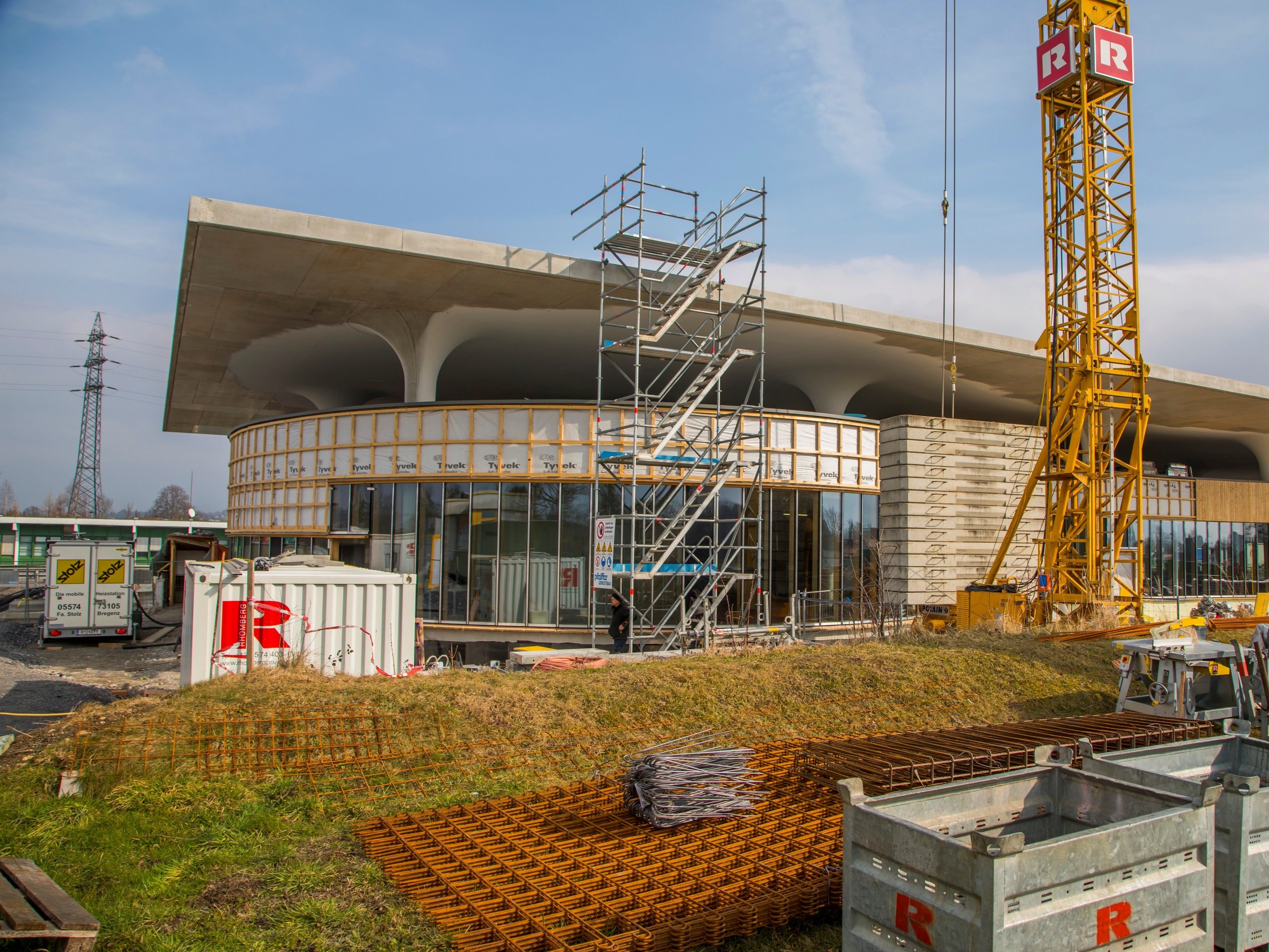 Unbekannte haben eine Baggerschaufel von der Baustelle an der Autobahnraststätte Hörbranz gestohlen.