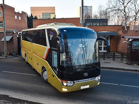 Dutzende Diplomaten reisen aus