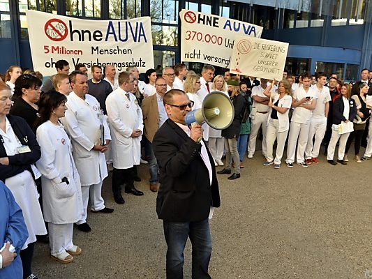 Betriebsversammlung vor dem Lorenz Böhler UKH