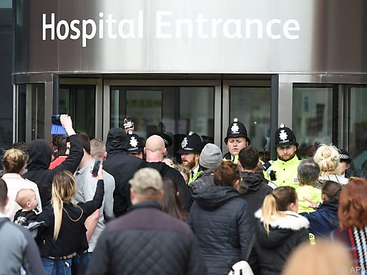 Tumultartige Szenen vor dem Krankenhaus