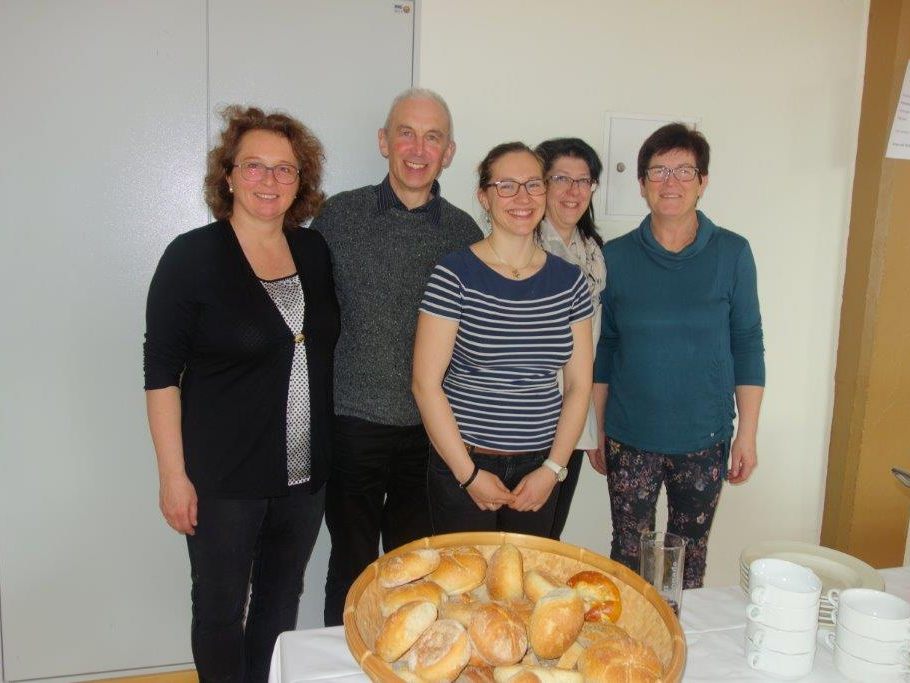 vl.n.re. Michaela Eller, Pfarrer Paul Burtscher, Natascha Baur, Elke Flatz und Melitta Böhler