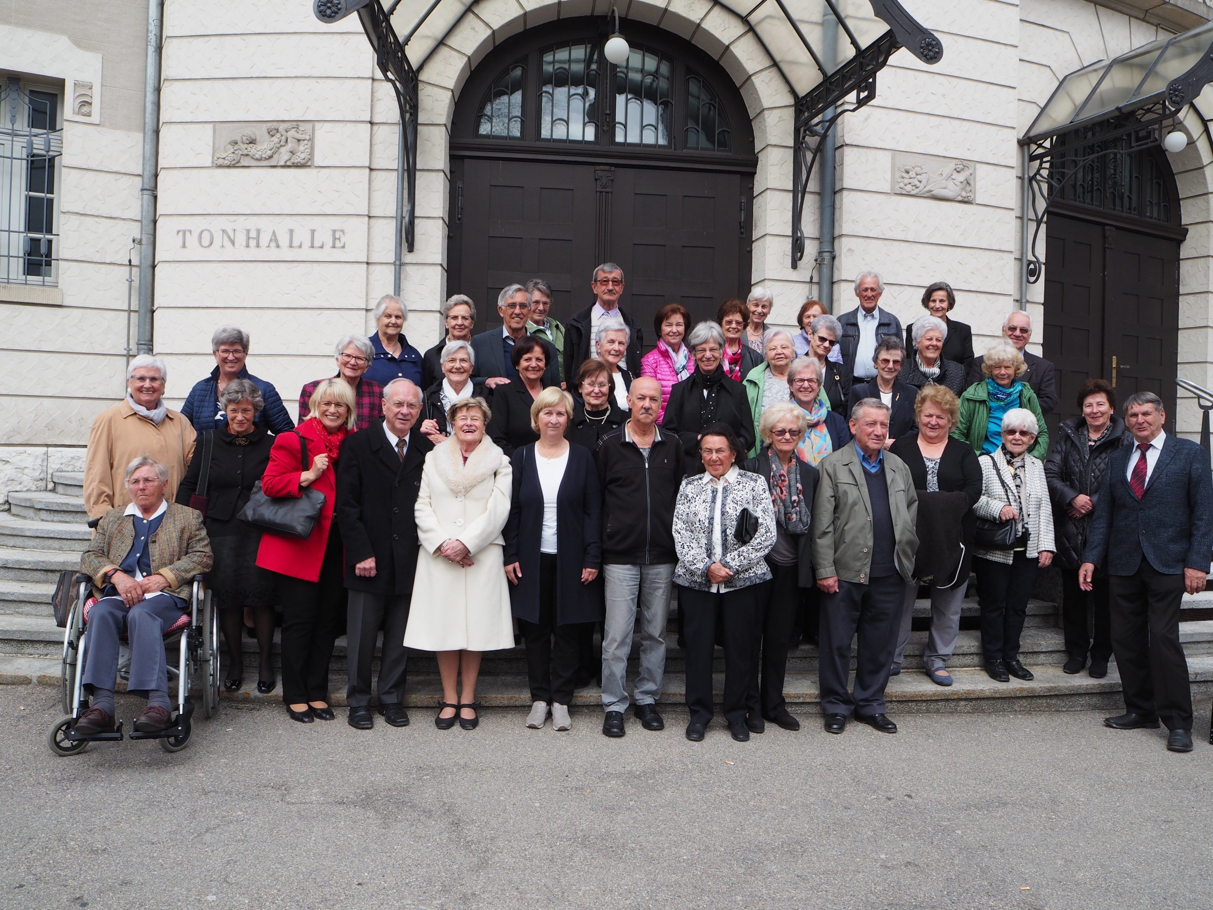 Der Seniorenclub Bludenz vor dem Stadttheater St. Gallen Der Seniorenclub Bludenz vor dem Stadttheater St. Gallen