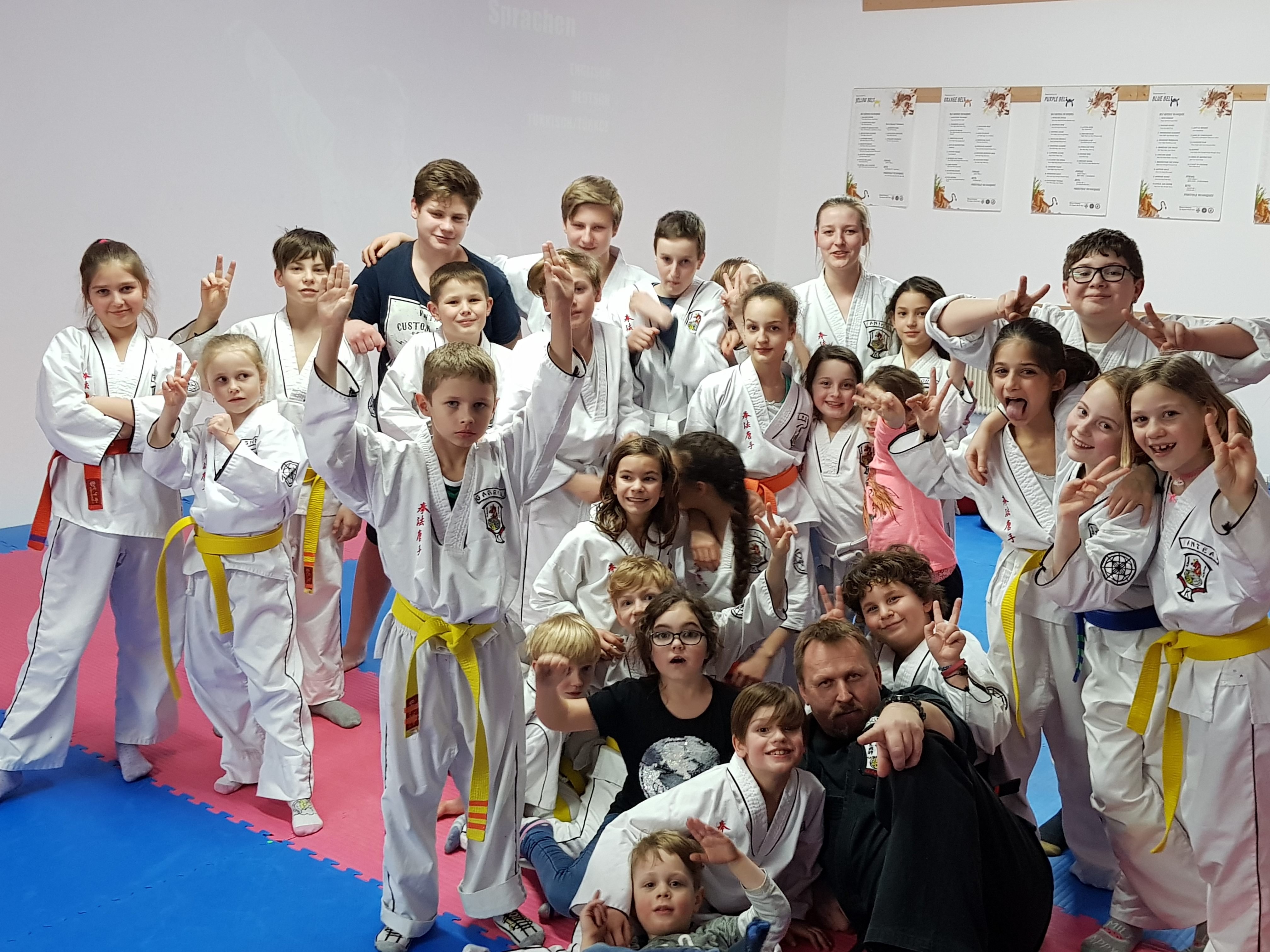 Trainer Mike Haselwanter mit seinen Karate Kids