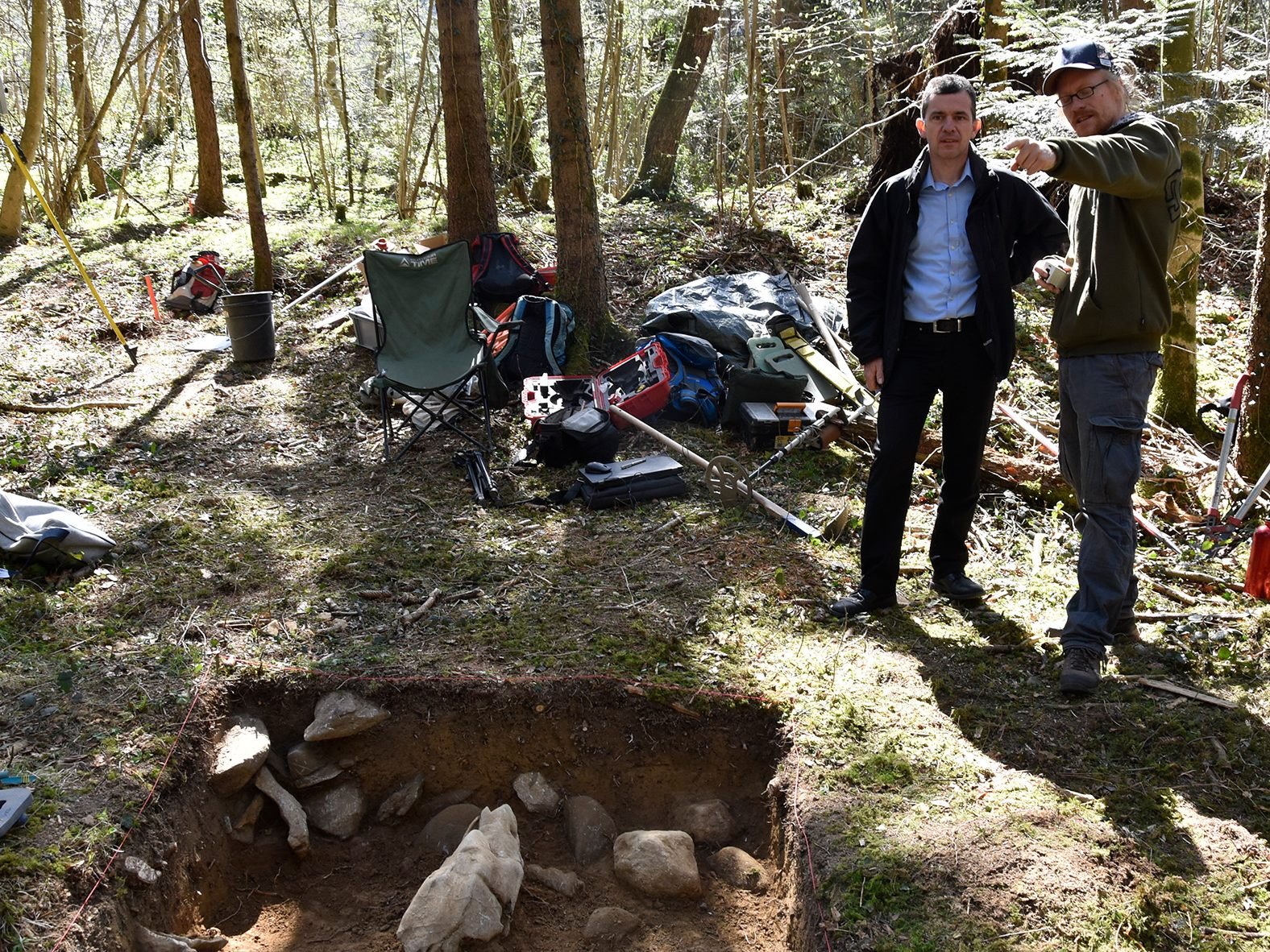 Bürgermeister Martin Summer beim Lokalaugenschein an der Ausgrabungsstätte im Valdunawald Bürgermeister Martin Summer beim Lokalaugenschein an der Ausgrabungsstätte im Valdunawald