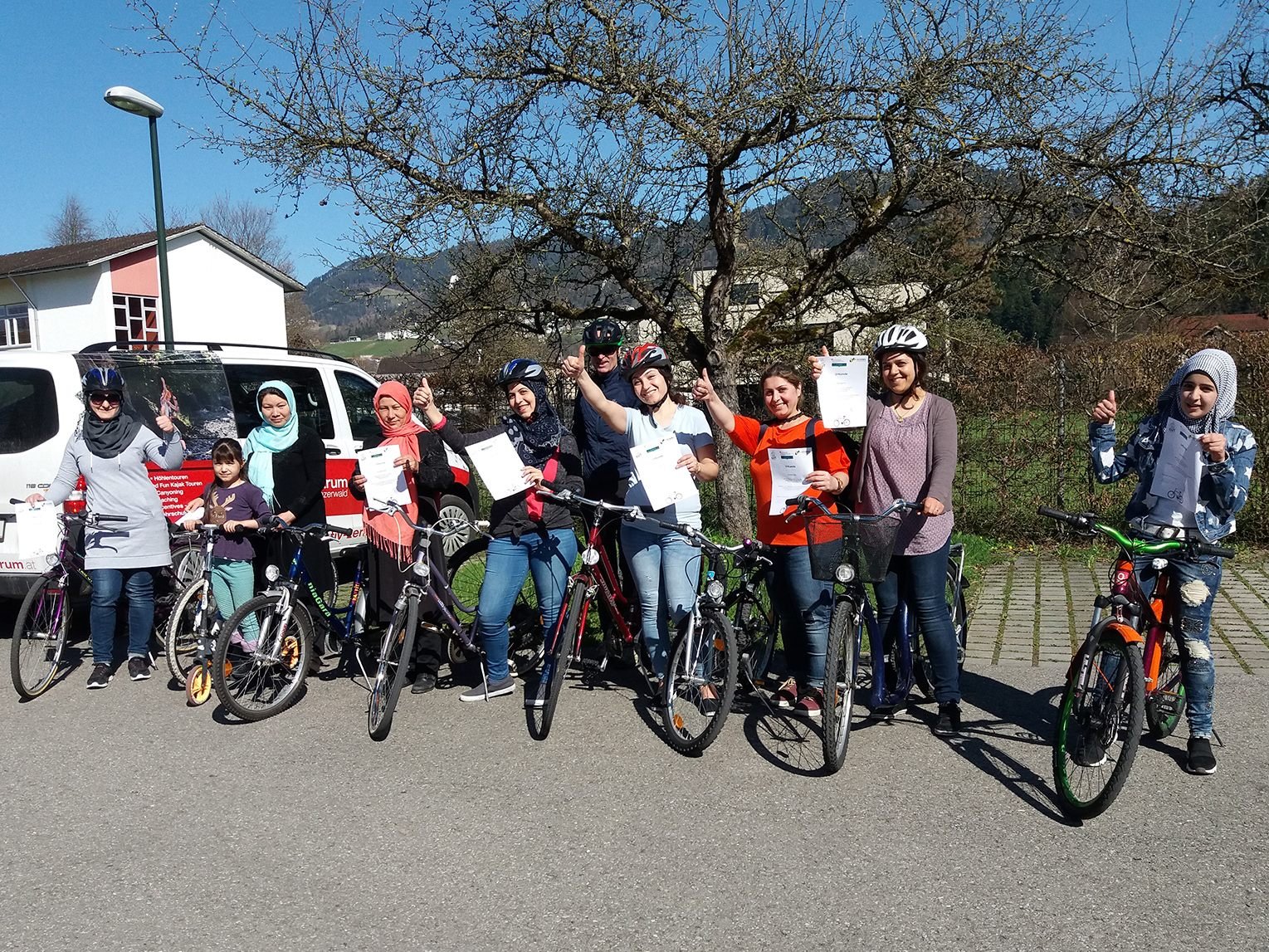Die Teilnehmerinnen des Fahrradkurses für Erwachsene