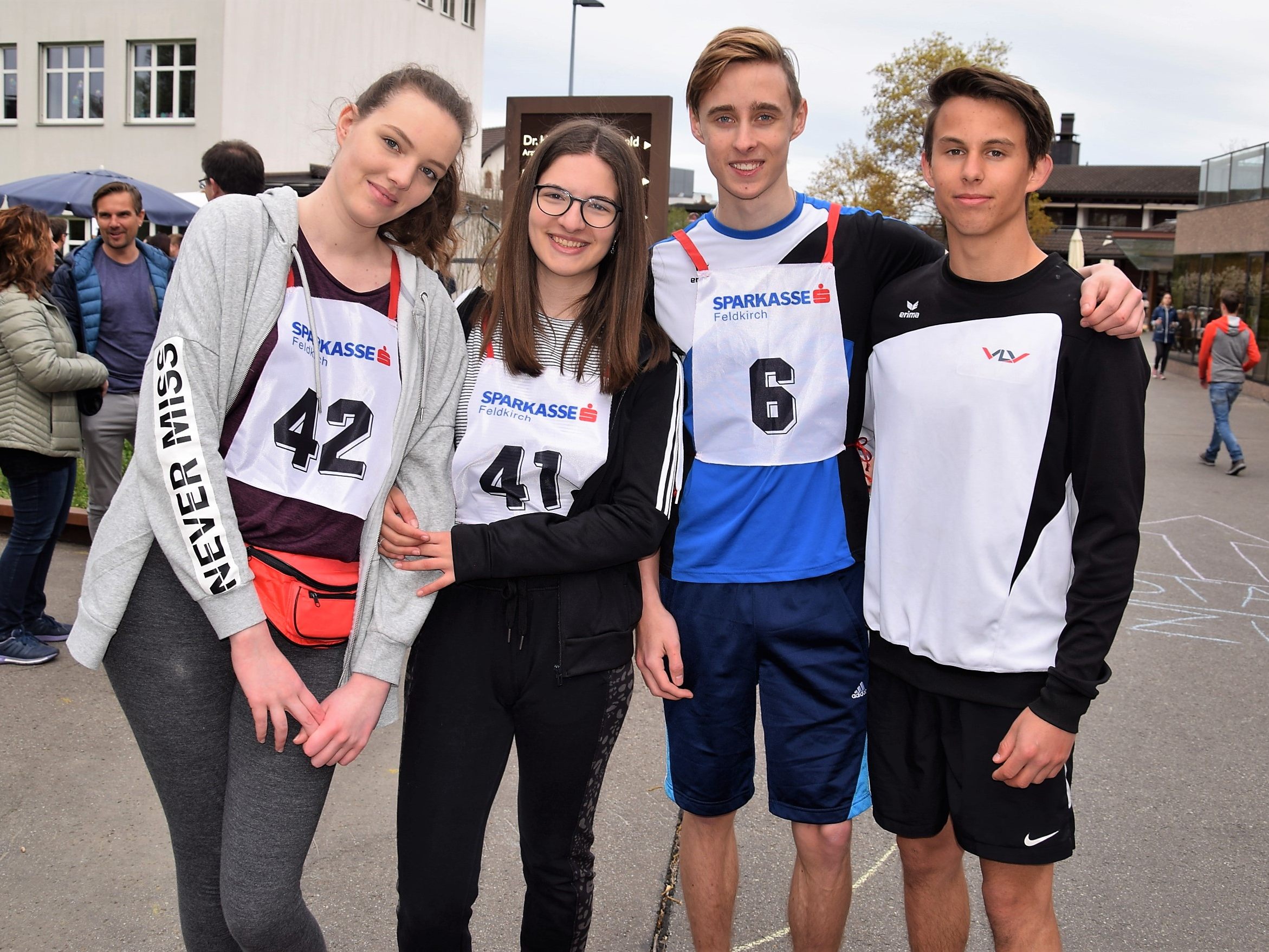 v.l.n.r. Lea, Melina, Simon und Marcel nahmen am Stundenlauf für den guten Zweck teil