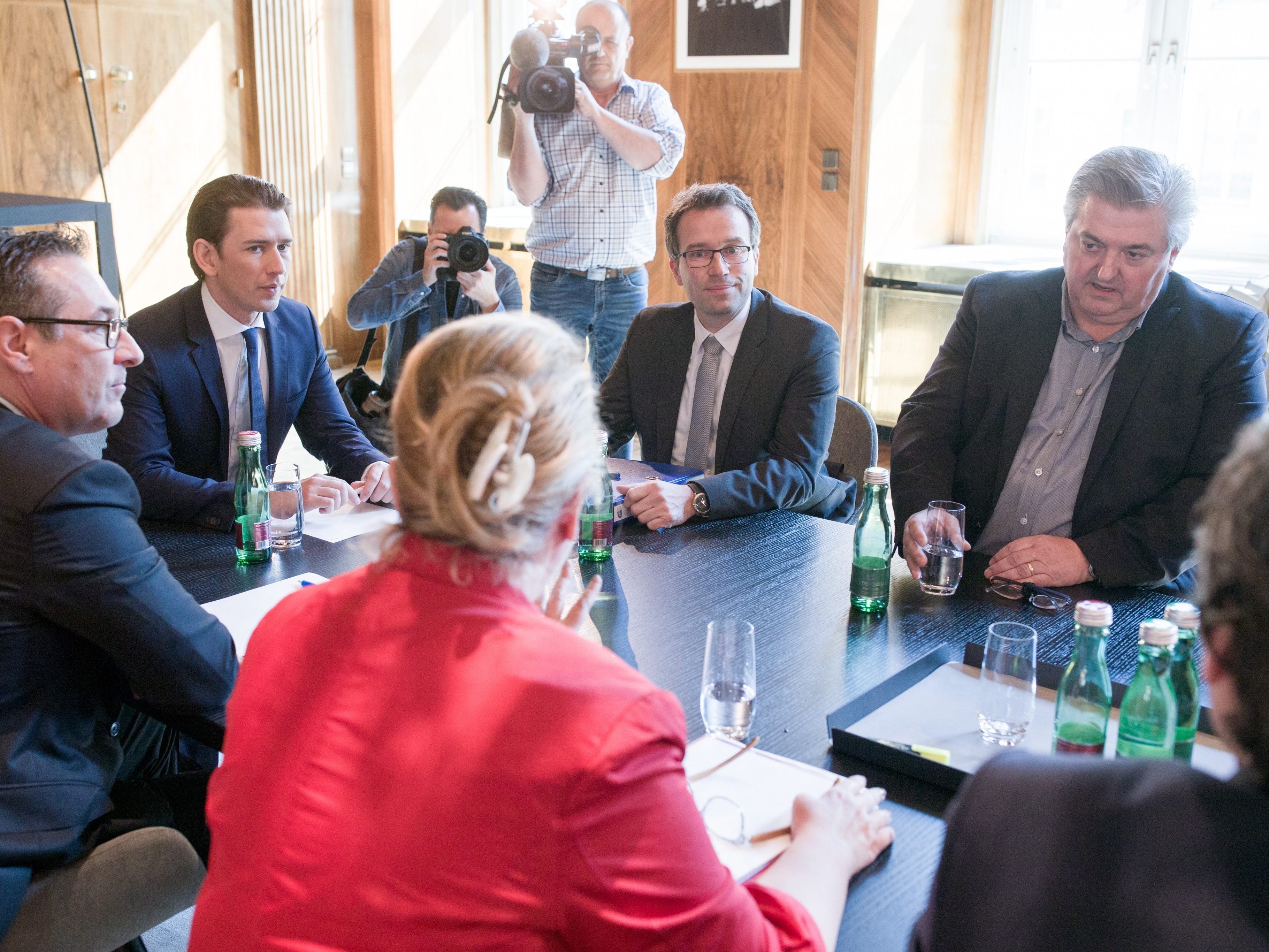 Vizekanzler Heinz-Christian Strache (FPÖ), Bundeskanzler Sebastian Kurz (ÖVP), Sozialministerin Beate Hartinger-Klein (FPÖ) und die beiden AMS Vorstände Johannes Kopf und Herbert Buchinger