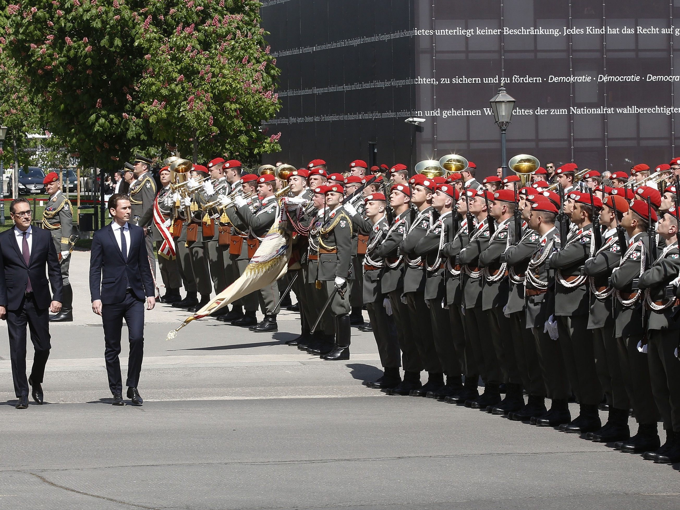 Strache und Kurz bei der Kranzniederlegung.