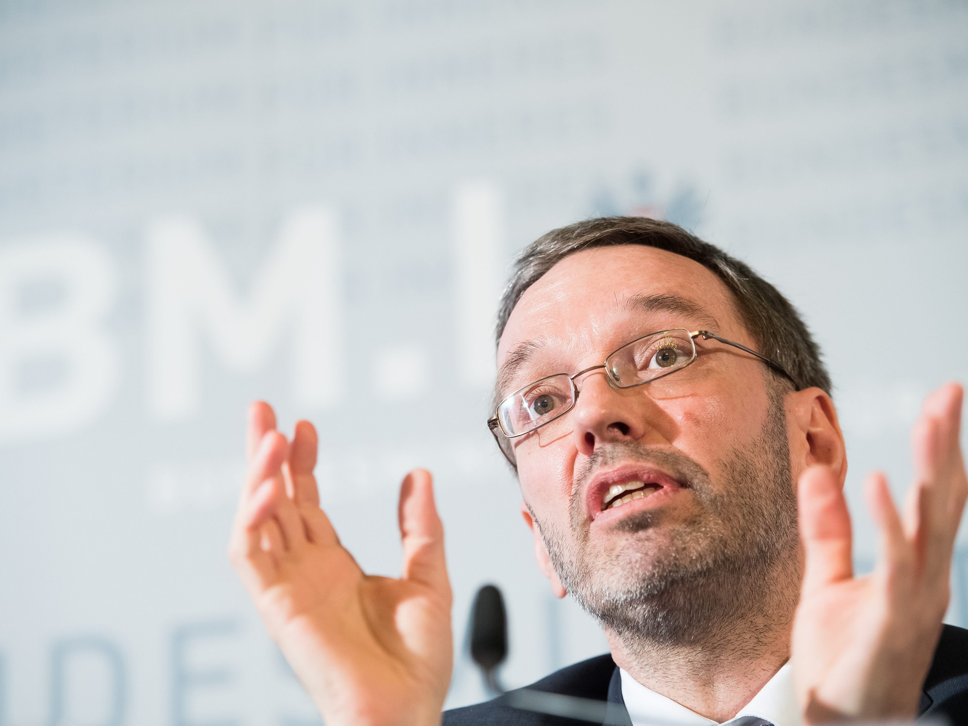 Innenminister Kickl übergab vier Fahrzeuge.