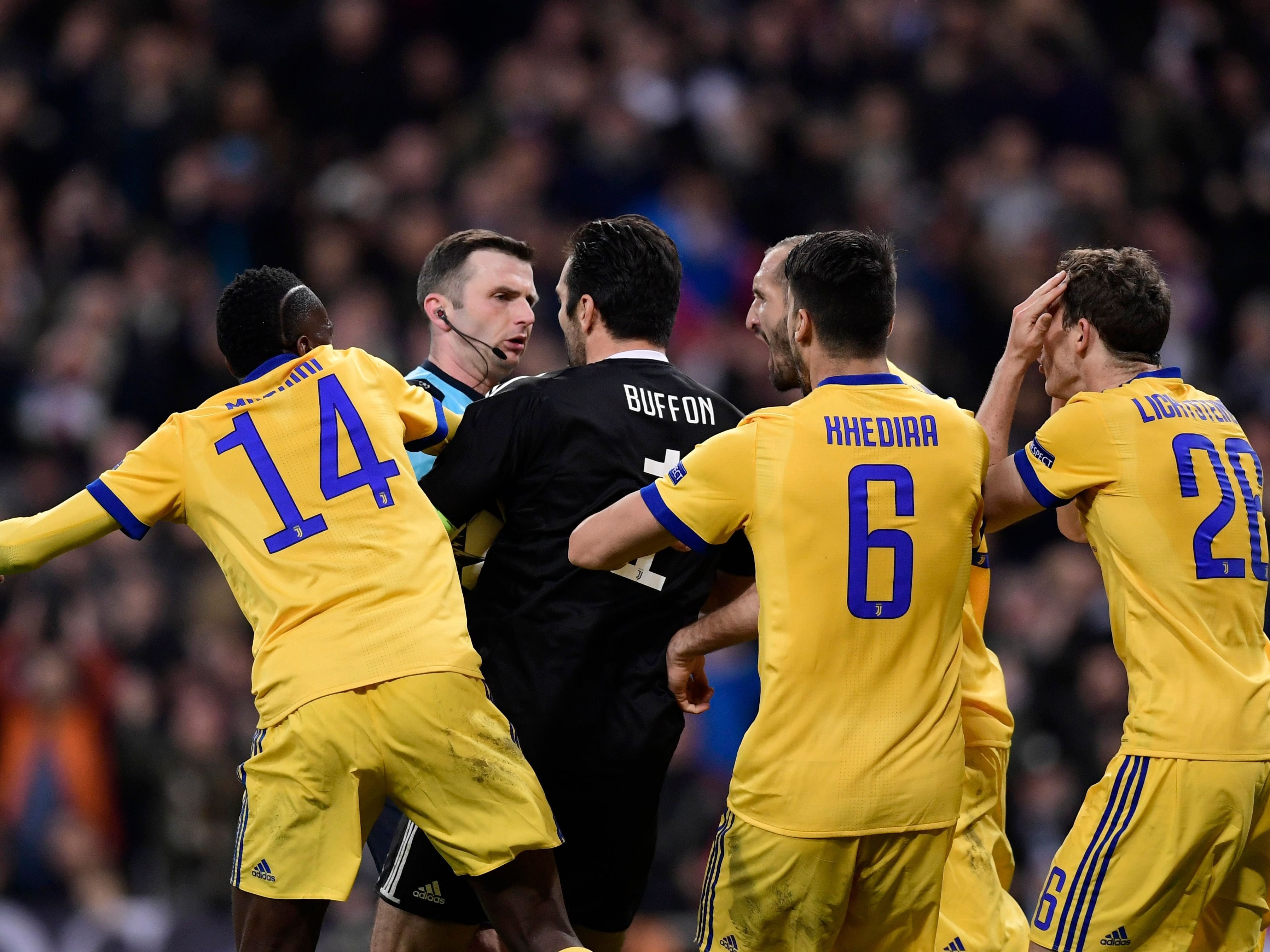 Buffon und Co. waren mit dem Elfmeter-Pfiff nicht einverstanden. Buffon und Co. waren mit dem Elfmeter-Pfiff nicht einverstanden.