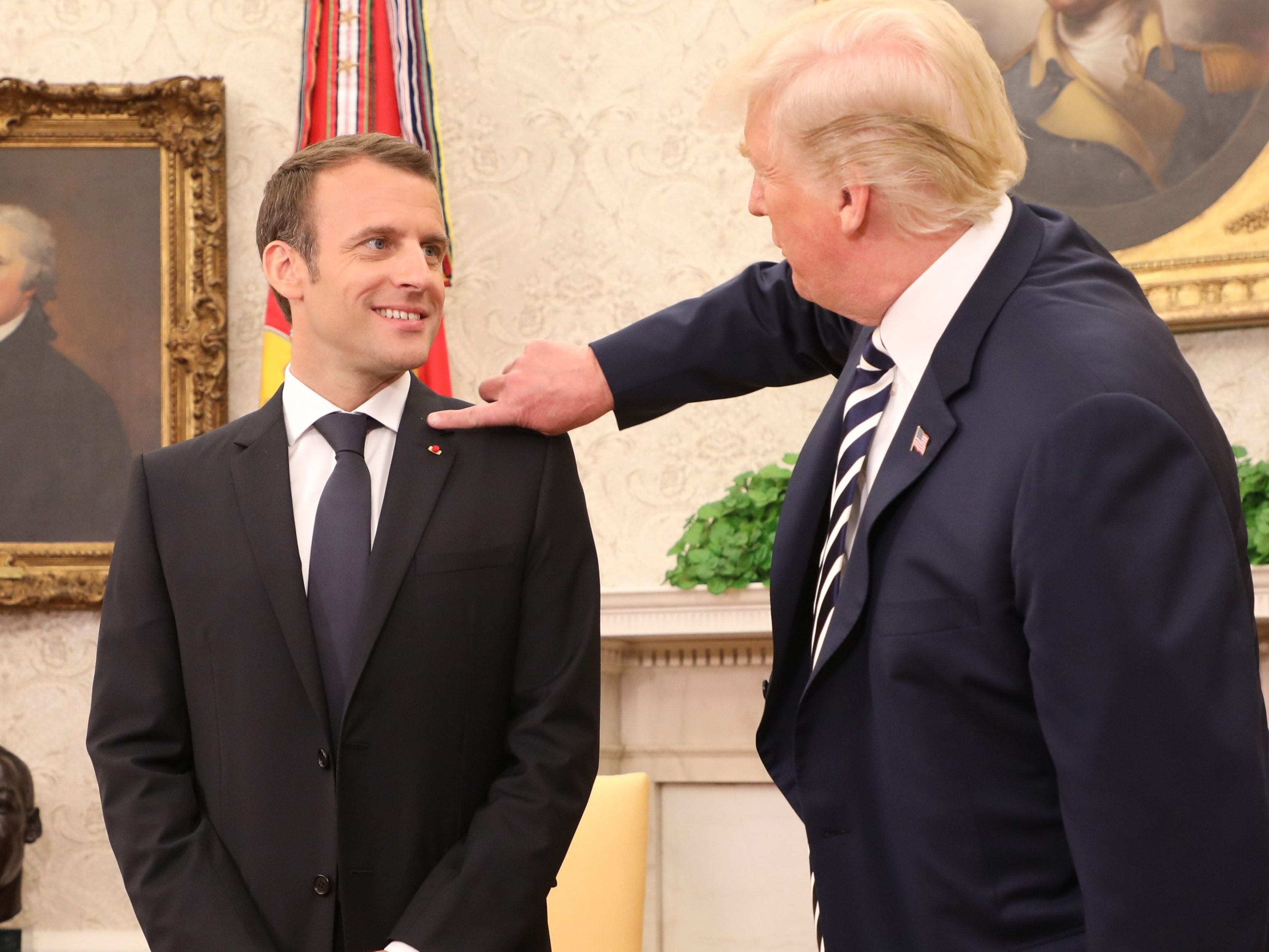 Trump wischte Macron die Schuppen von der Schulter. Trump wischte Macron die Schuppen von der Schulter.