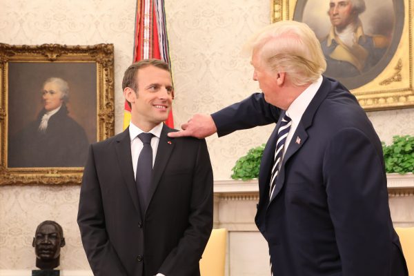 Trump wischte Macron die Schuppen von der Schulter. Trump wischte Macron die Schuppen von der Schulter.