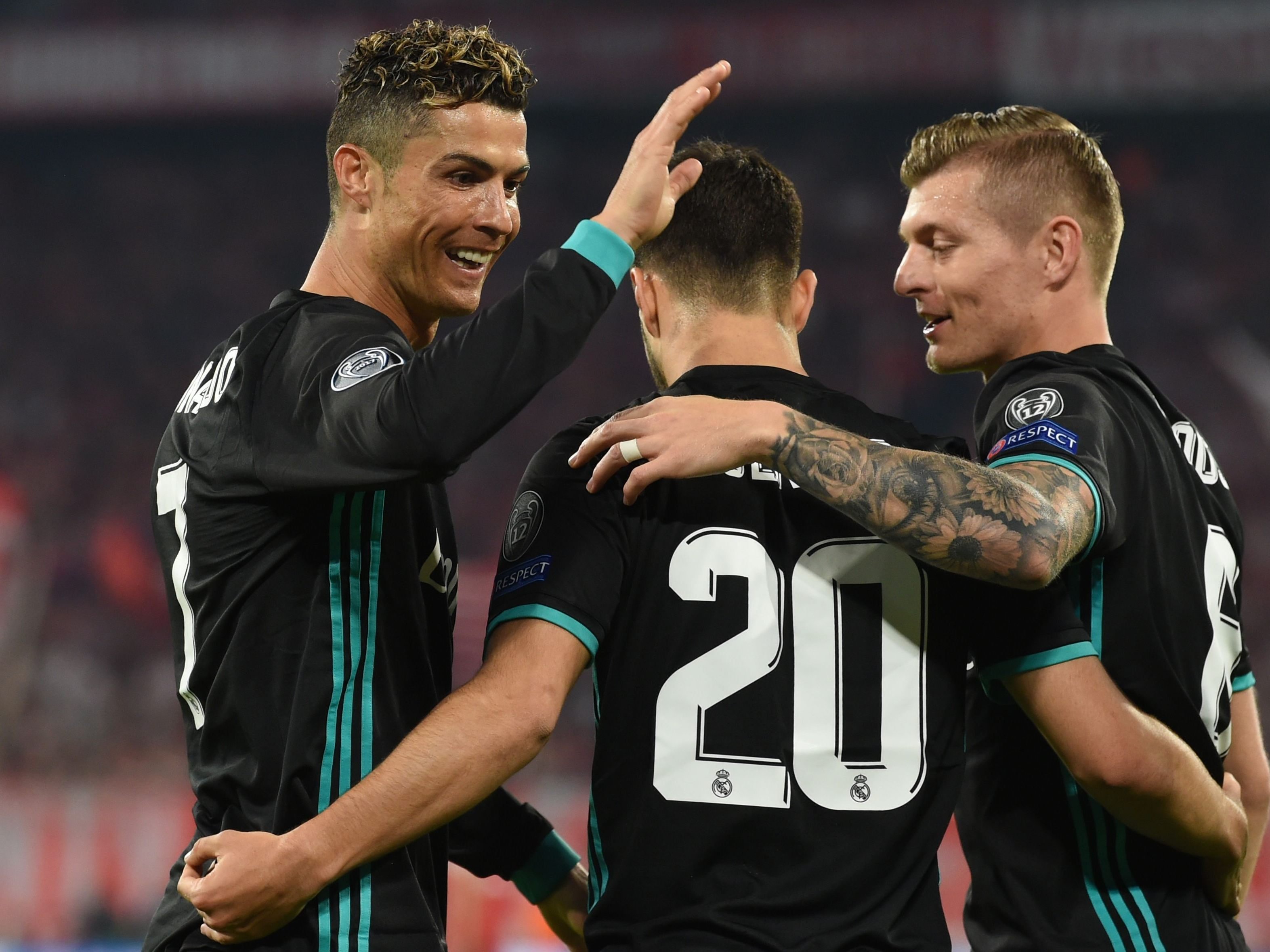 Ronaldo, Asensio und Kroos jubeln über den knappen Sieg in München. Ronaldo, Asensio und Kroos jubeln über den knappen Sieg in München.