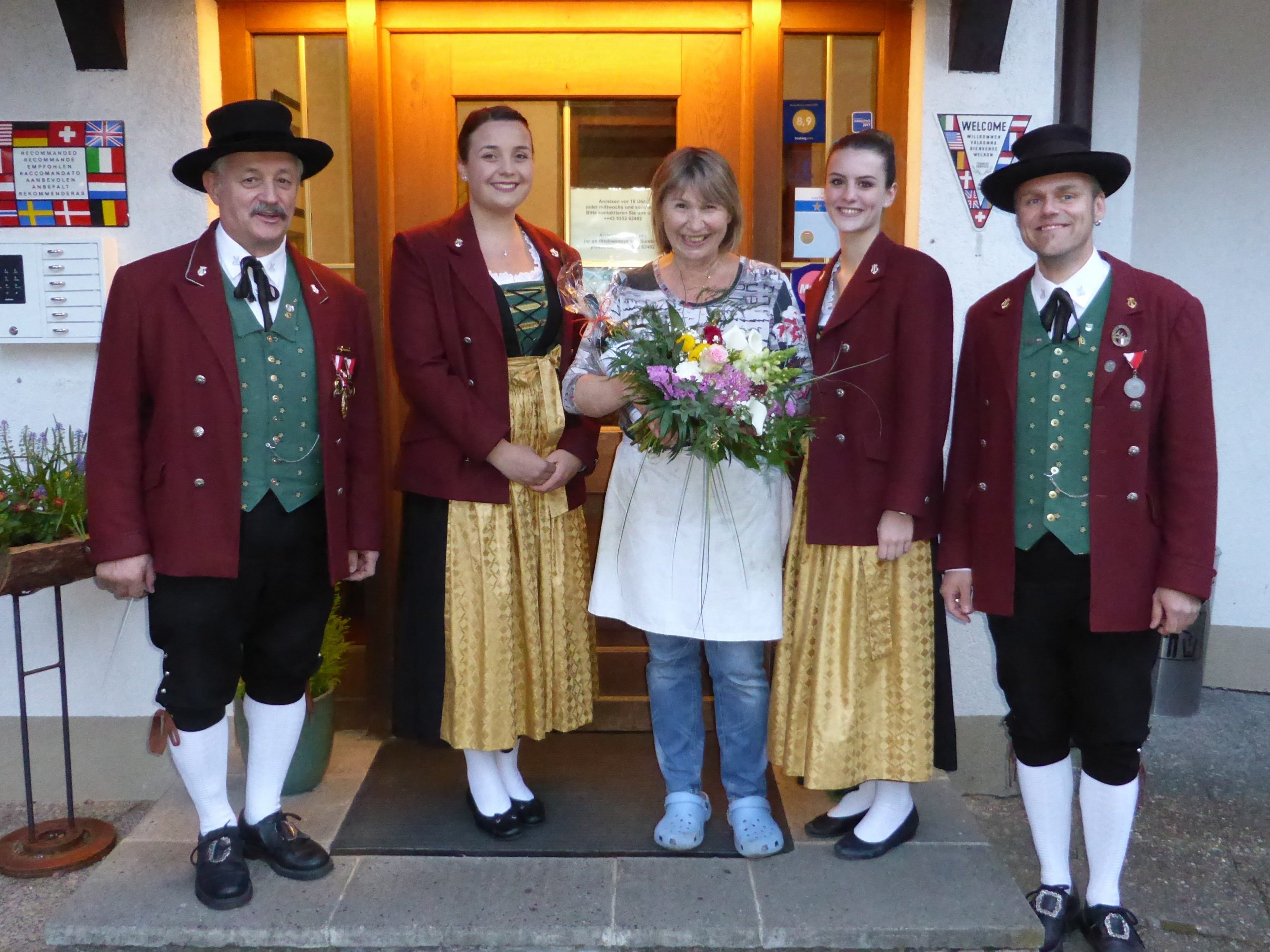 Die Musikanten bedankten sich bei Wirtin Elfriede Franceschini mit einem Ständchen.