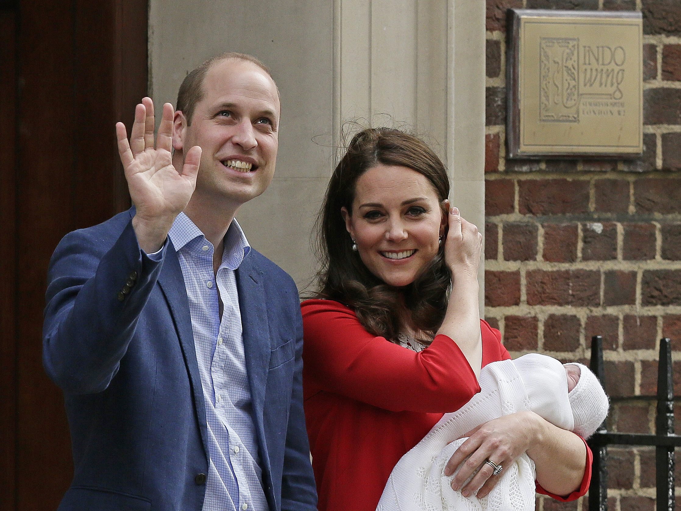 Kate und William präsentieren vor dem St. Mary's Hospital ihren jüngsten Sohn der Öffentlichkeit. Kate und William präsentieren vor dem St. Mary's Hospital ihren jüngsten Sohn der Öffentlichkeit.