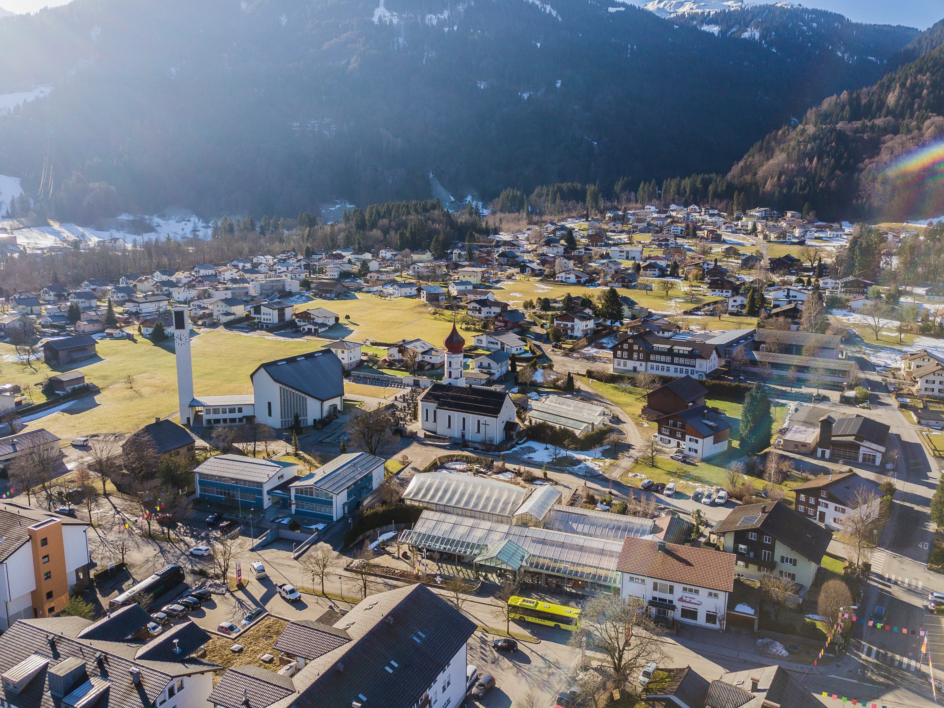 Vorarlberg sieht sich, als dynamischer Wirtschaftsraum, mit ein er zunehmenden Verknappung von v erfügbaren Baugrundstücken konfrontiert. Vorarlberg sieht sich, als dynamischer Wirtschaftsraum, mit ein er zunehmenden Verknappung von v erfügbaren Baugrundstücken konfrontiert.