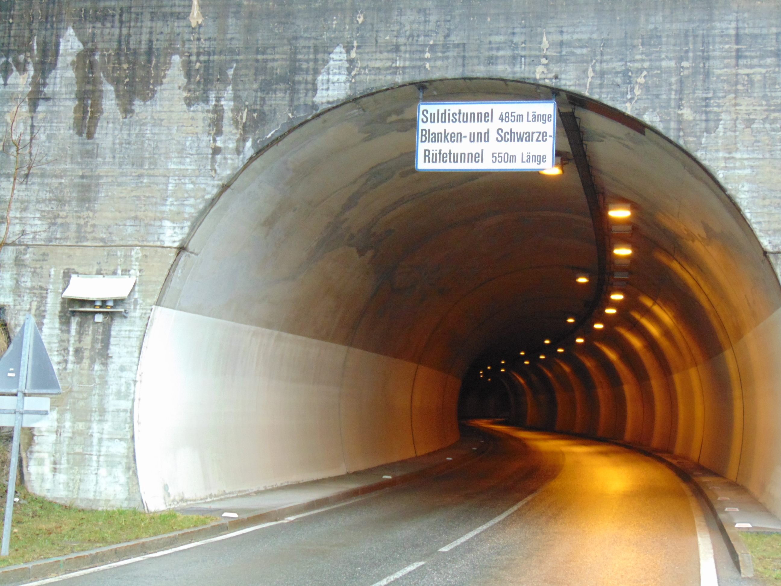 Die Tunnelanlagen nach Laterns werden saniert. Die Tunnelanlagen nach Laterns werden saniert.