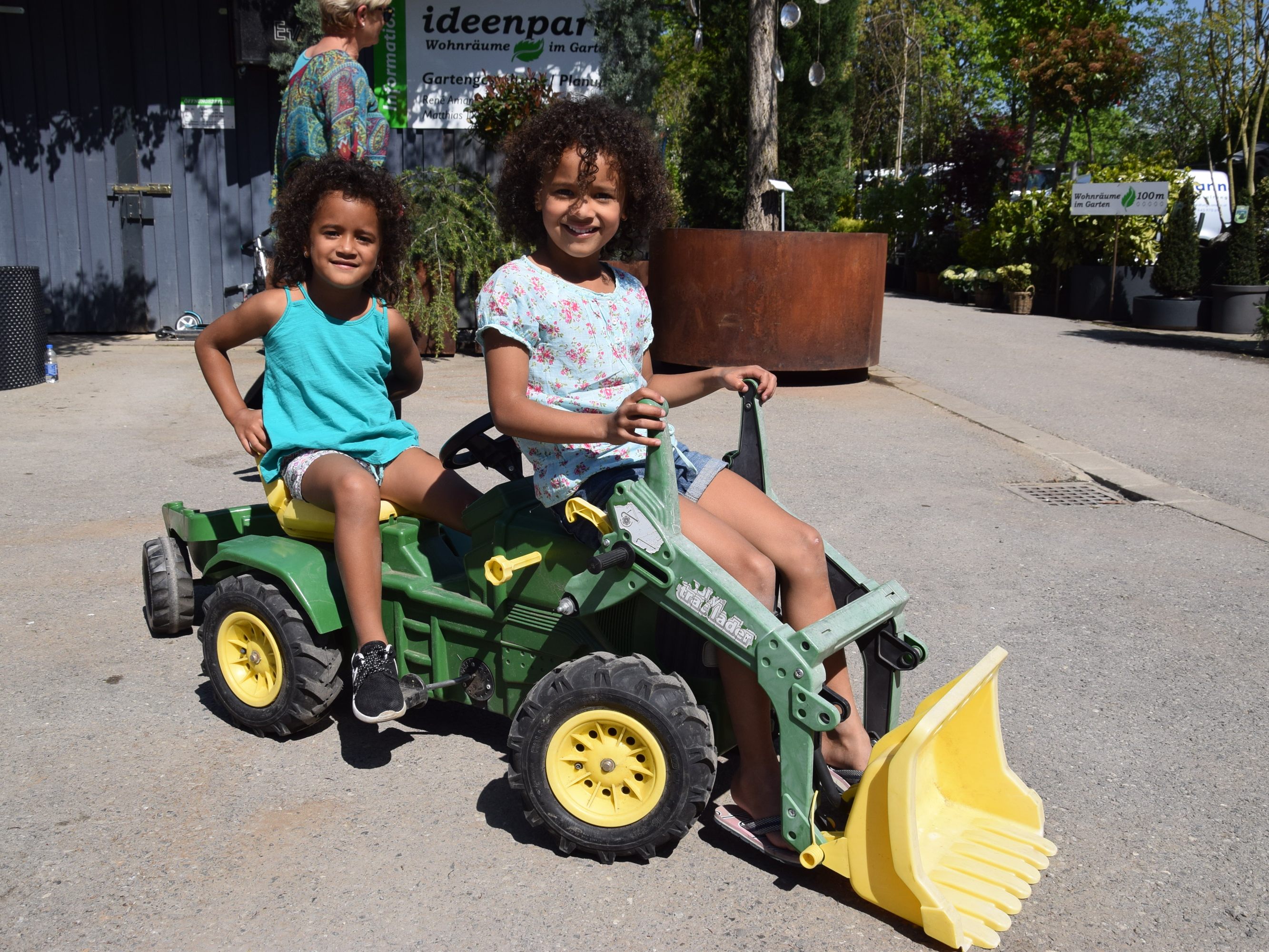 Cataleya und ihre Schwester Amaia genossen die warmen Sonnenstrahlen bei der Ausstellung im Ideenpark Cataleya und ihre Schwester Amaia genossen die warmen Sonnenstrahlen bei der Ausstellung im Ideenpark