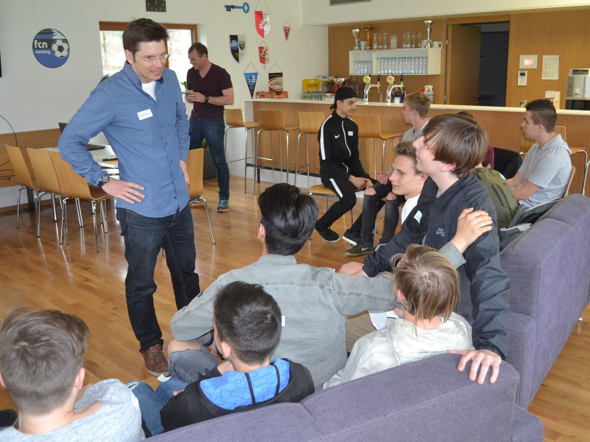 Vom Halbwissen zum Wissen – das U16-Team des FC Nenzing beim Workshop.