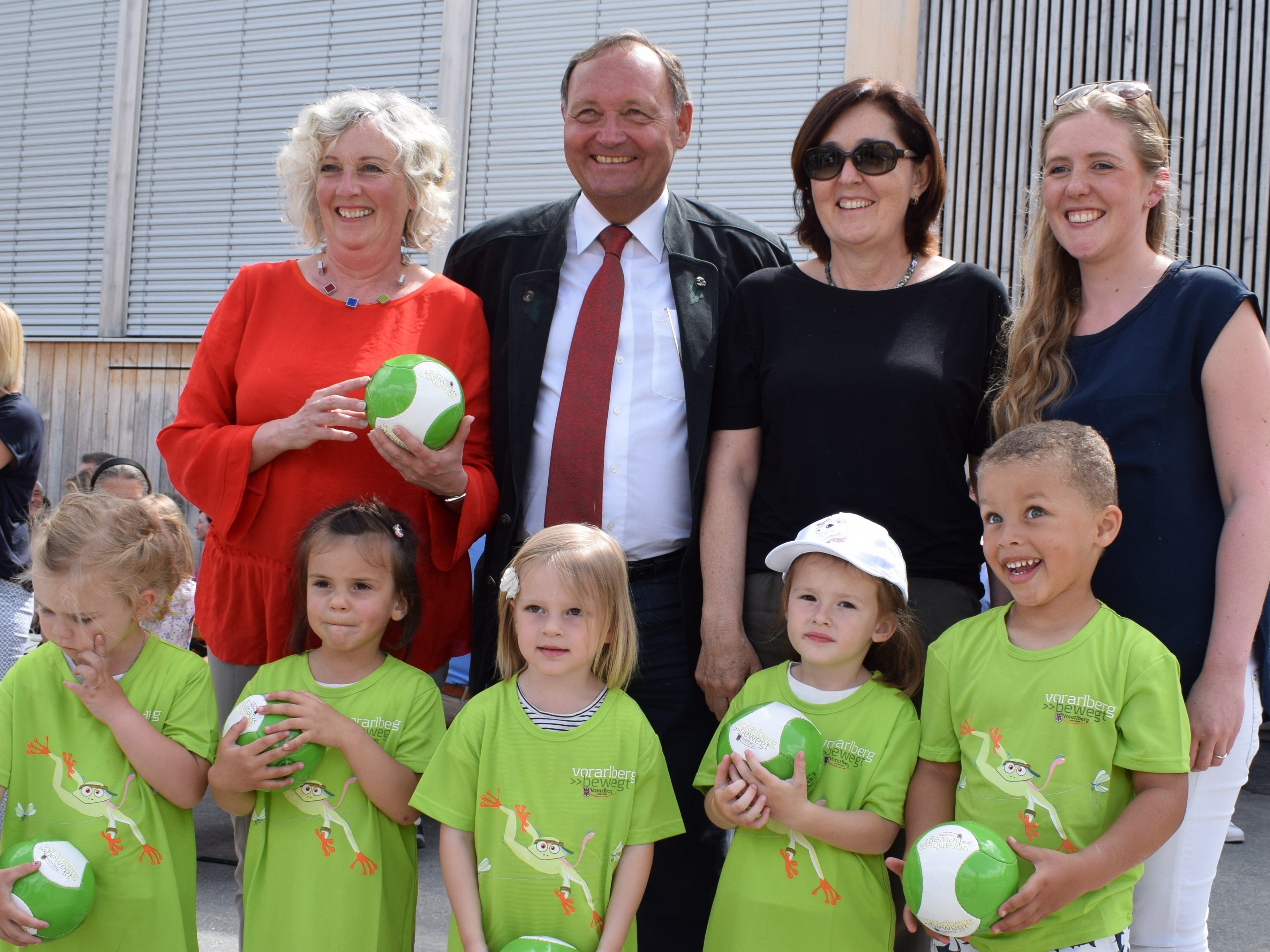 LR Katharina Wiesflecker, Bgm. Kurt Krottenhammer, GF Angelika Hagspiel und Romina Huber freuten sich mit den Kindern über das gelungene Projekt.