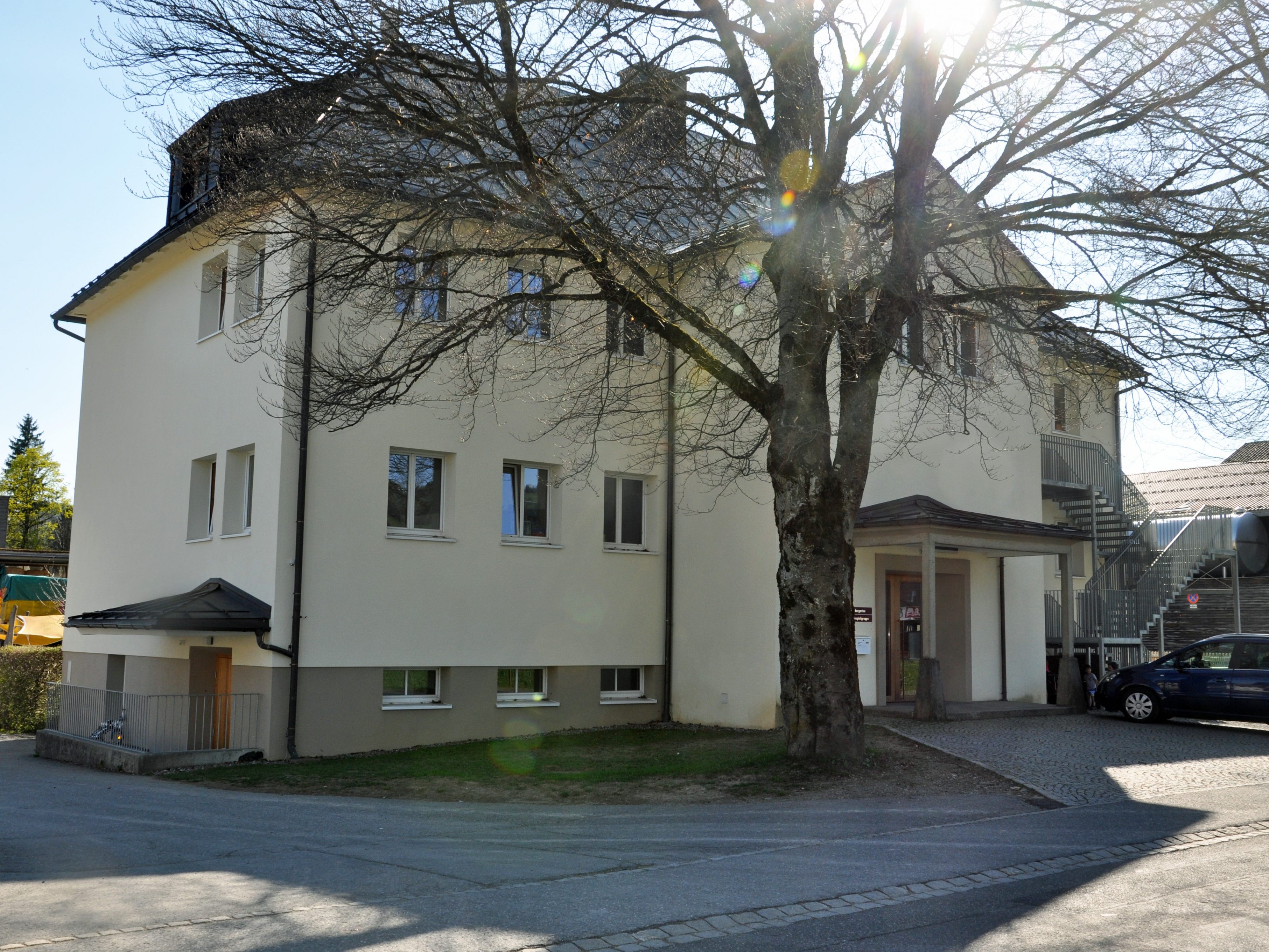 Während den Sommerferien wird der Kindergarten erweitert. Während den Sommerferien wird der Kindergarten erweitert.