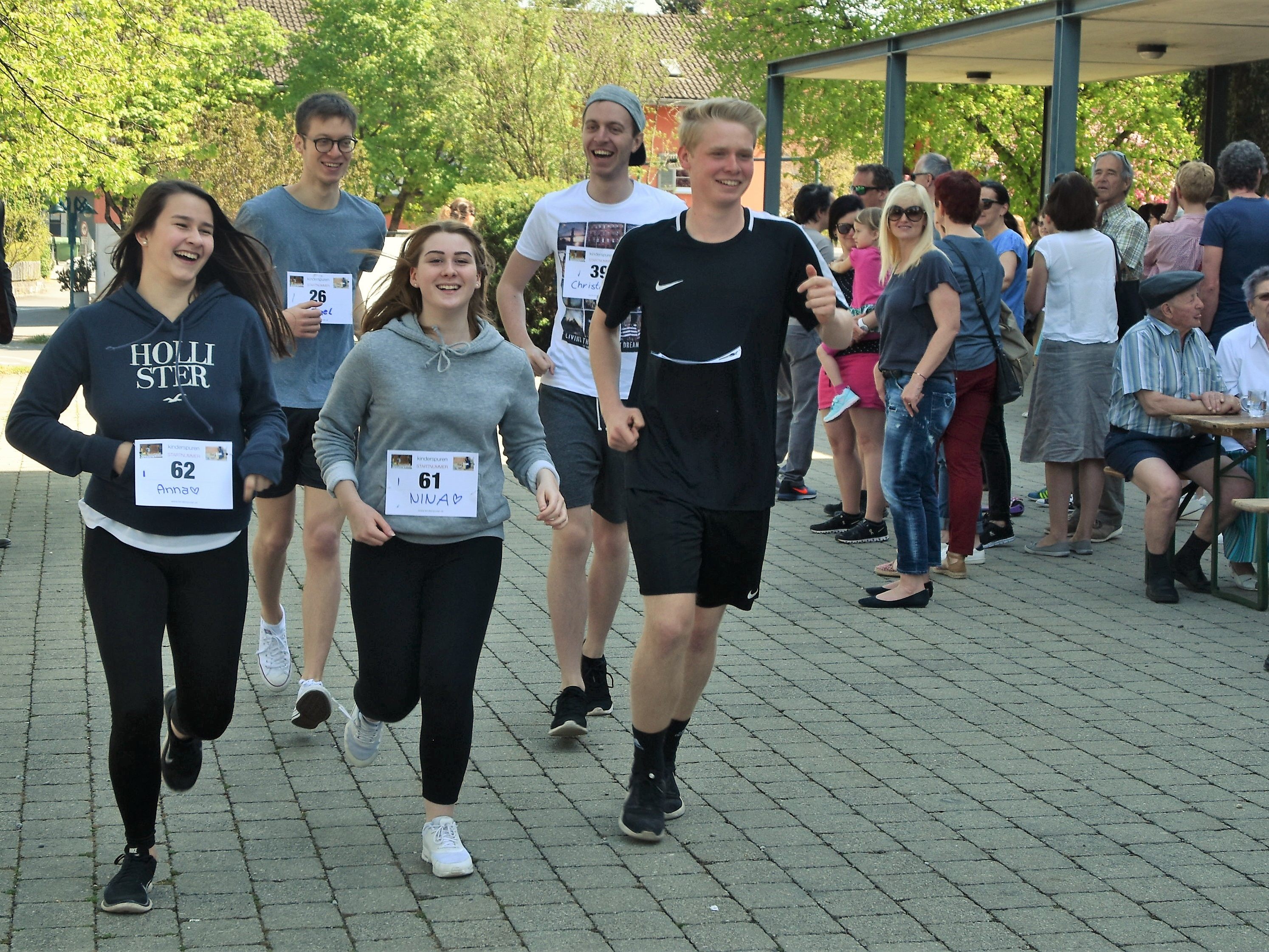Laufschuhe schnüren und dabei Gutes tun