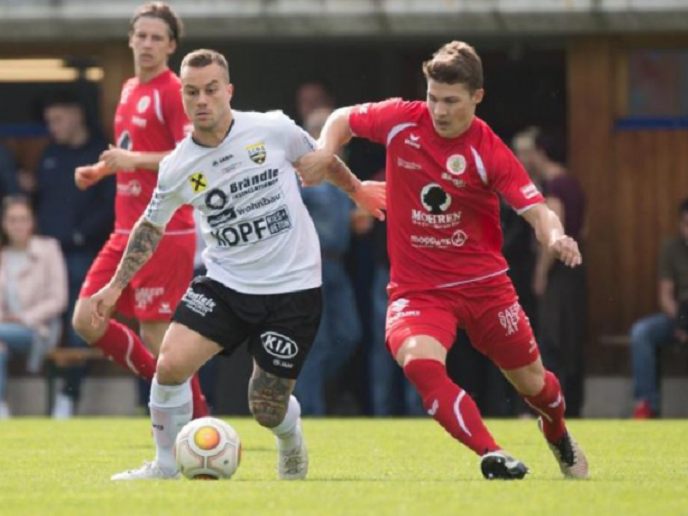 Rothosen fordern im Derby Altacher Fohlen