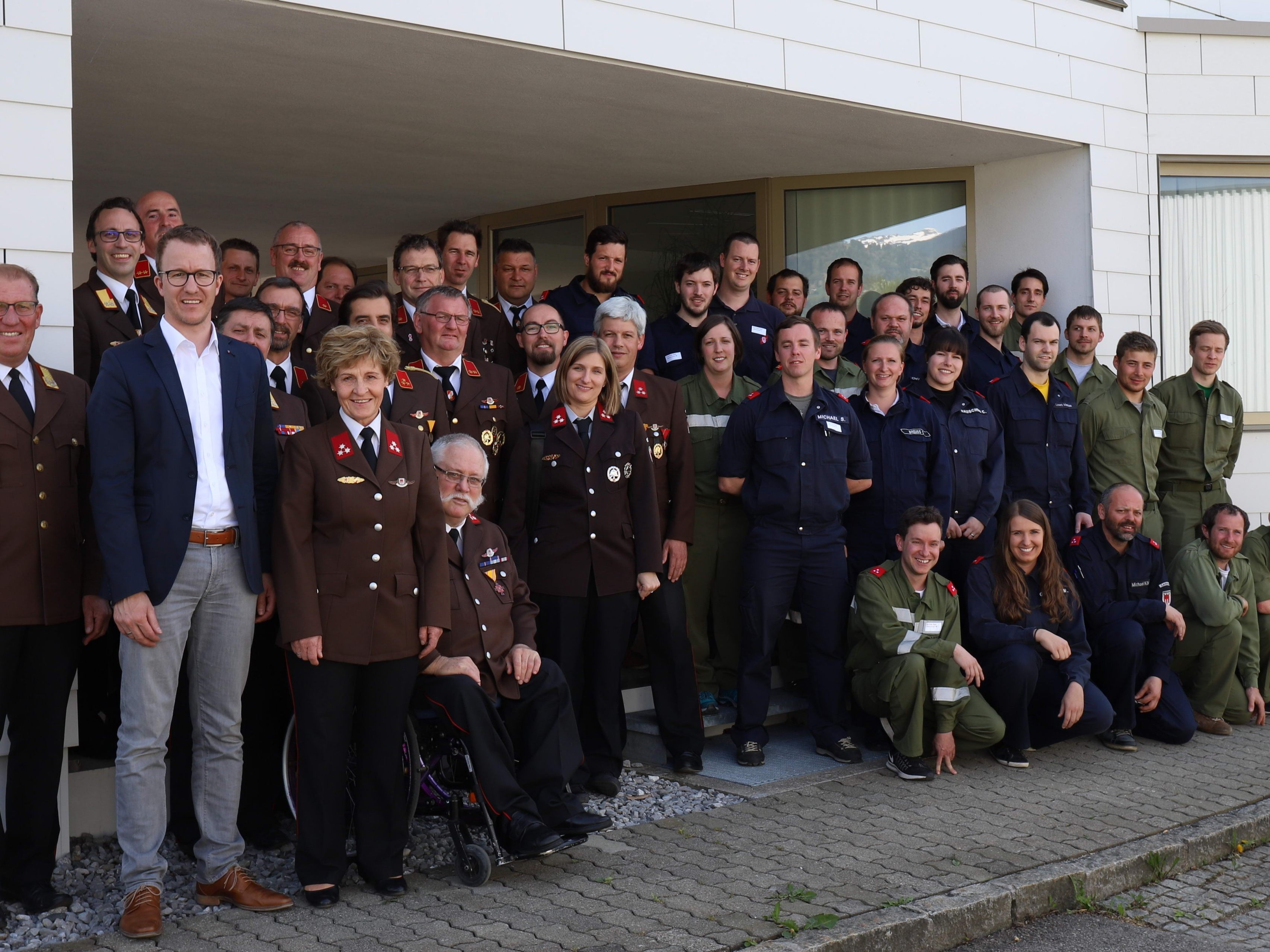 Landesrat Christian Gantner und Landesfeuerwehrinspektor Hubert Vetter gemeinsam mit Bewertern und teilnehmenden Feuerwehrleuten