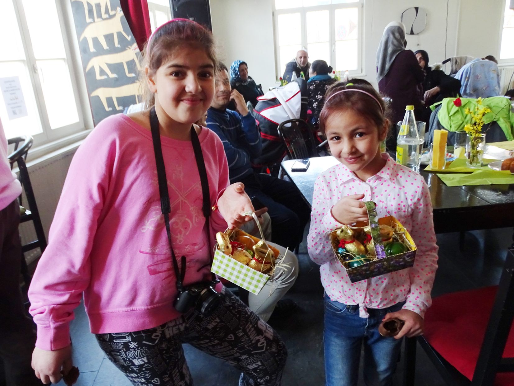 Auch Nur (12 Jahre) und Jasmin (7 Jahre) aus Syrien freuten sich über die Osternester.
