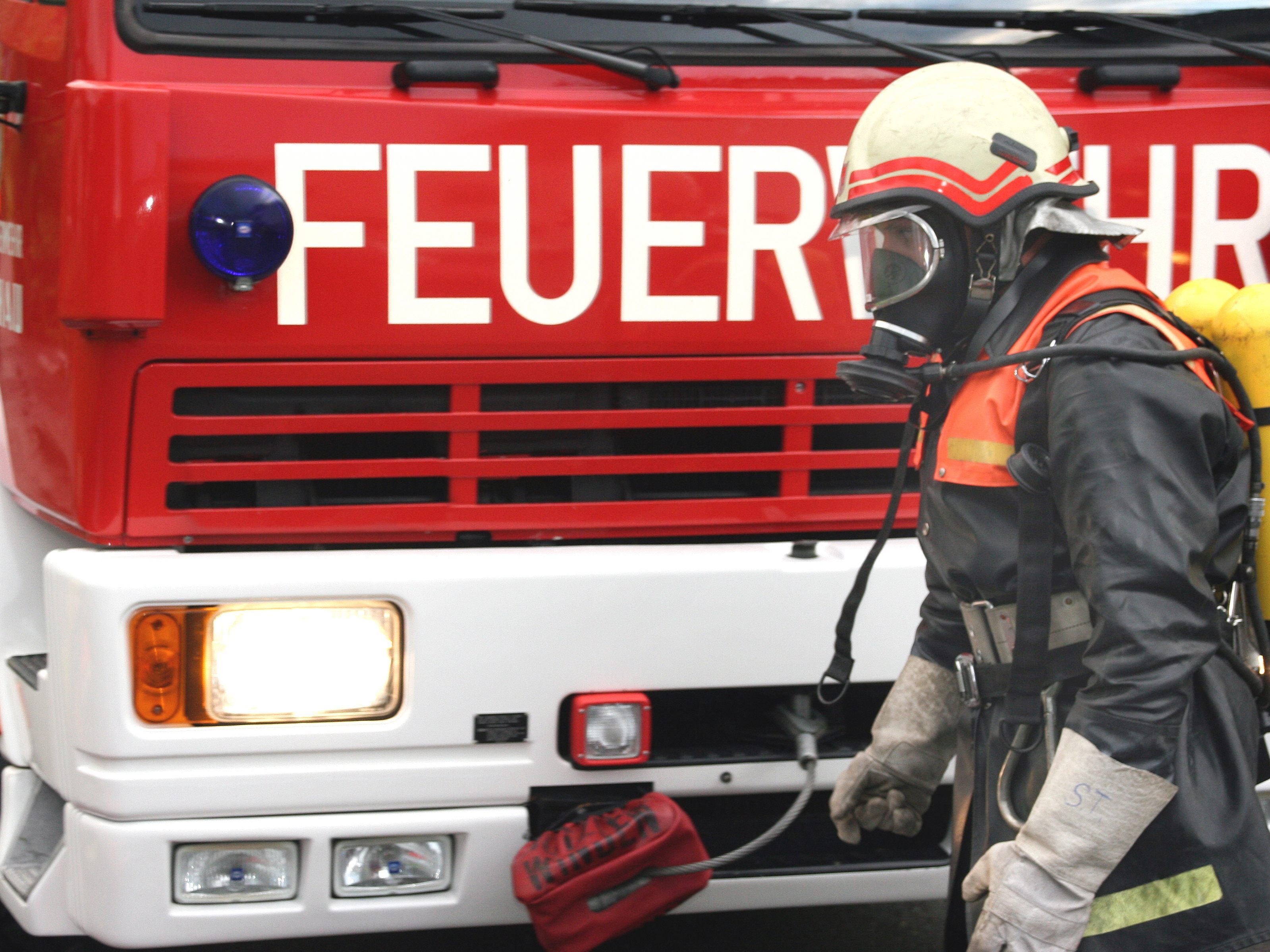 Kurz nach Mitternacht war der Waldbrand in Ludesch gelöscht.